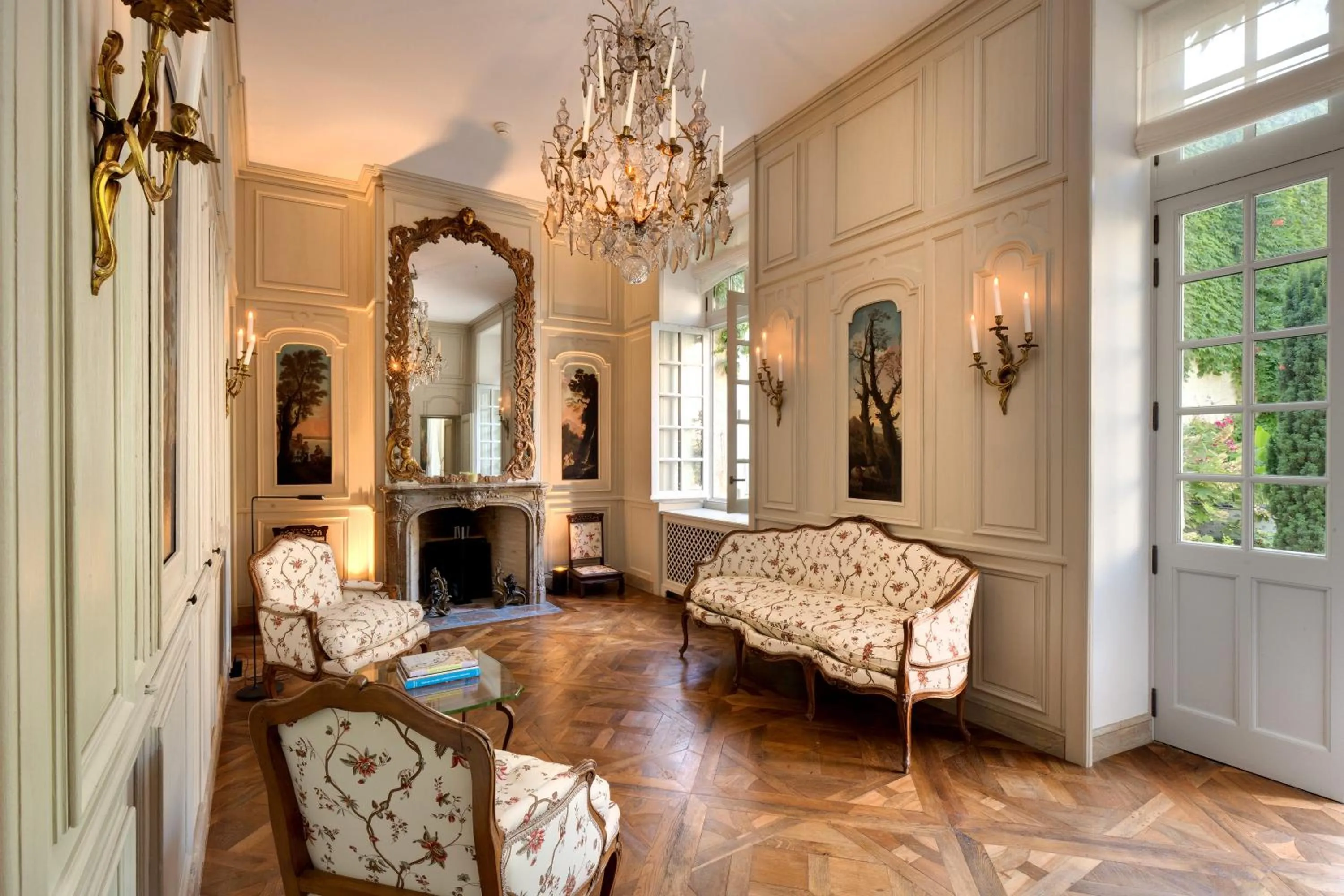 Communal lounge/ TV room in College des Doctrinaires