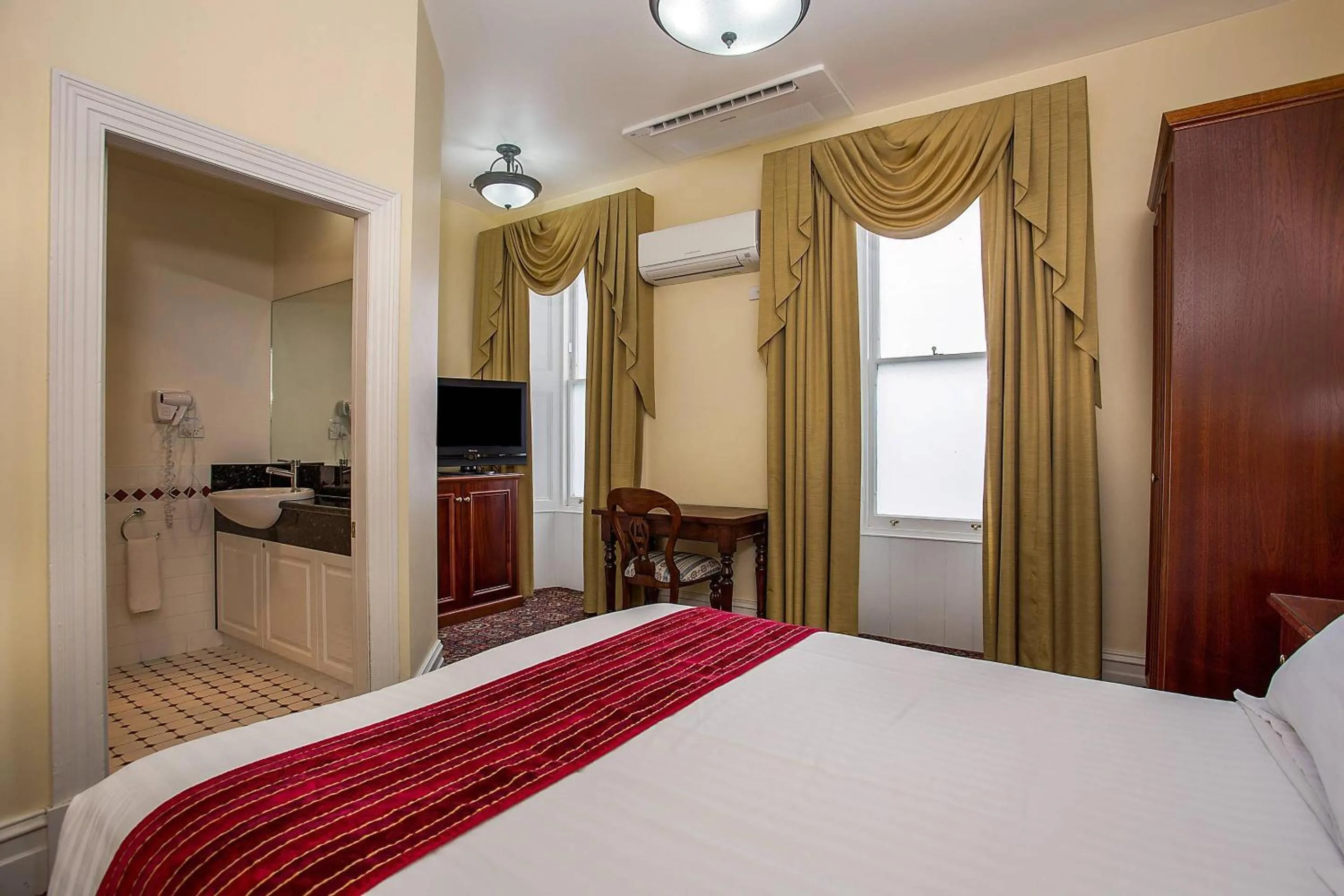 Bedroom, Bed in Quality Hotel Bentinck