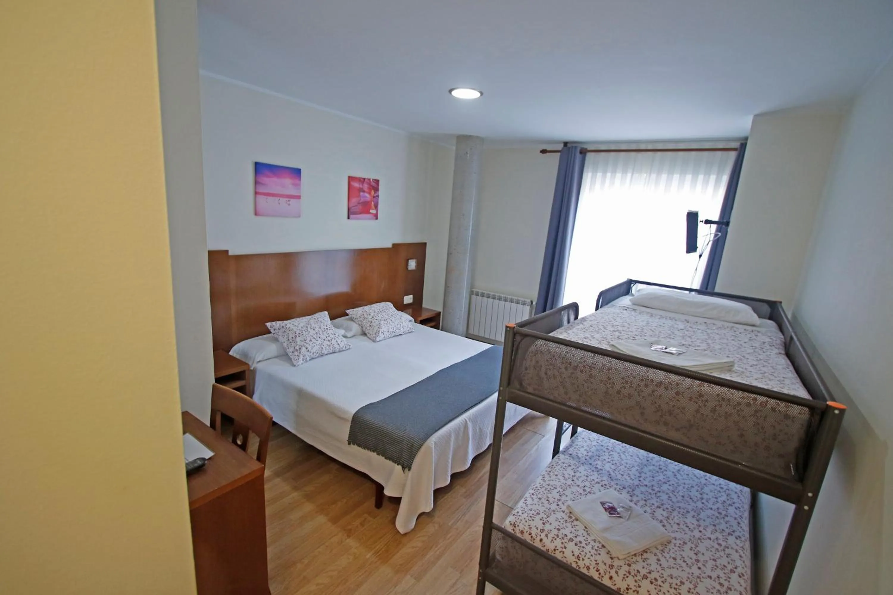 Photo of the whole room, Bed in Villa de Colunga