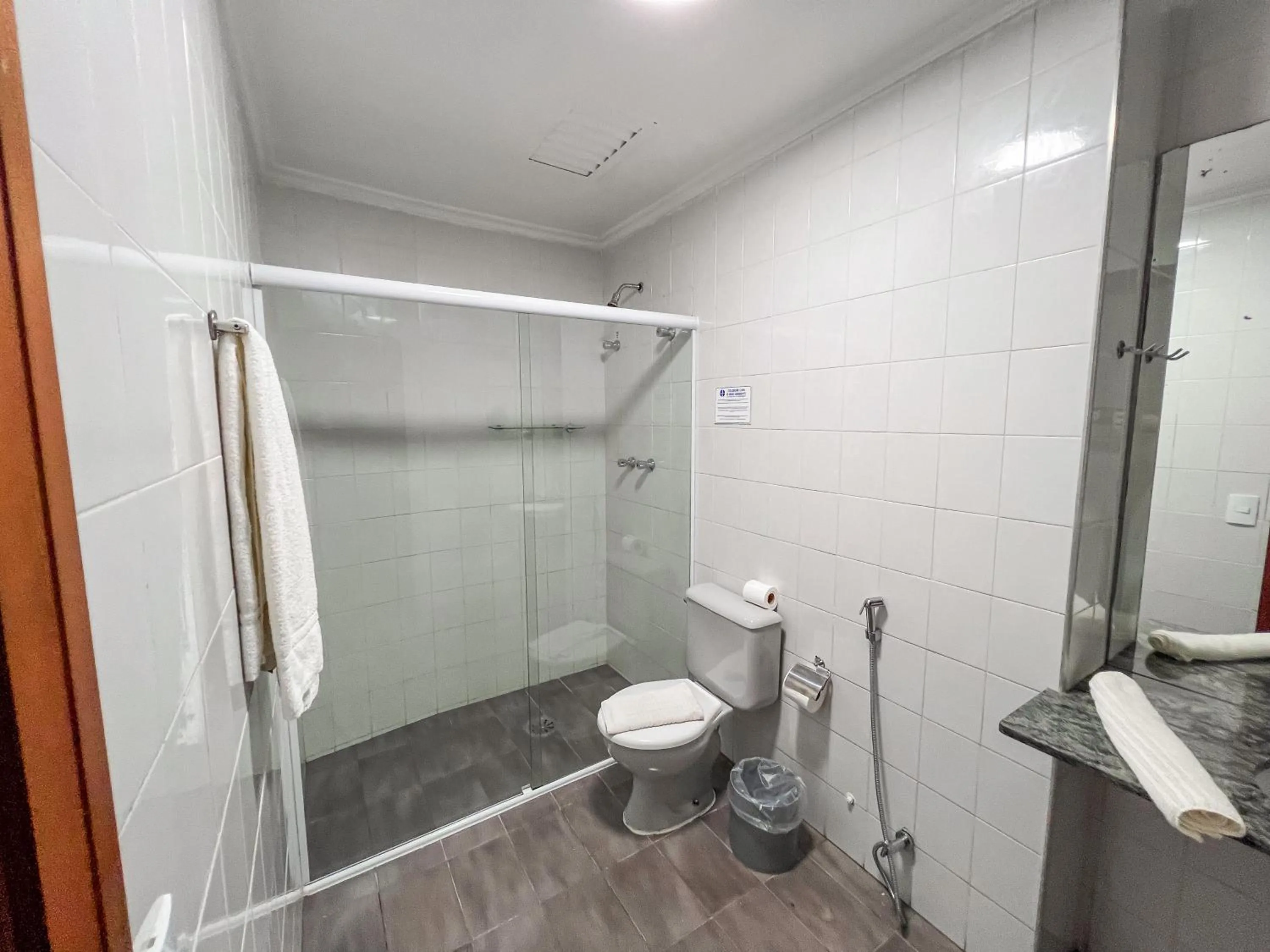 Shower in Hotel Euro Suíte Campos do Jordão By Nacional Inn - A 800 metros da Vila Capivari