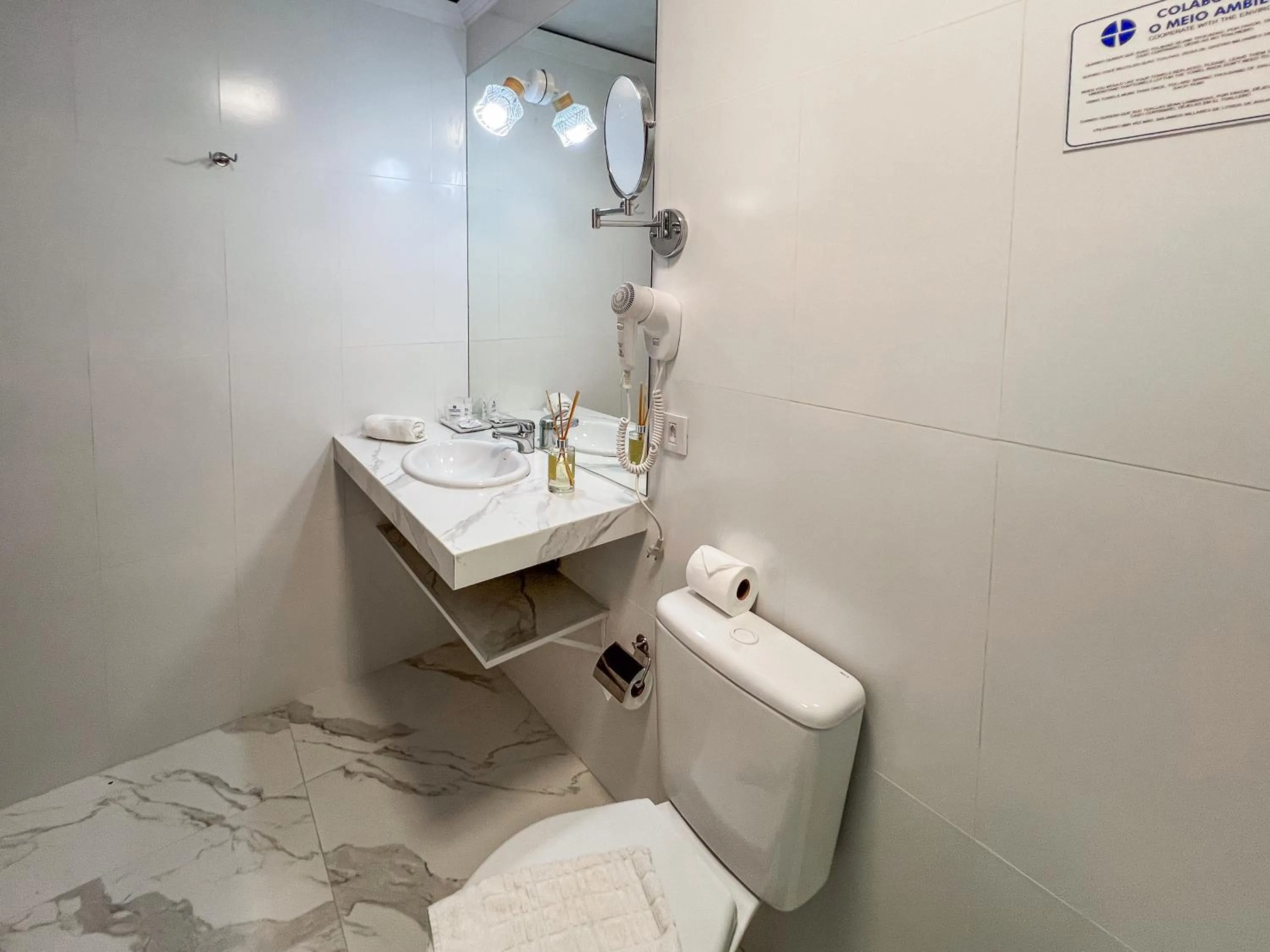 Toilet in Hotel Euro Suíte Campos do Jordão By Nacional Inn - A 800 metros da Vila Capivari