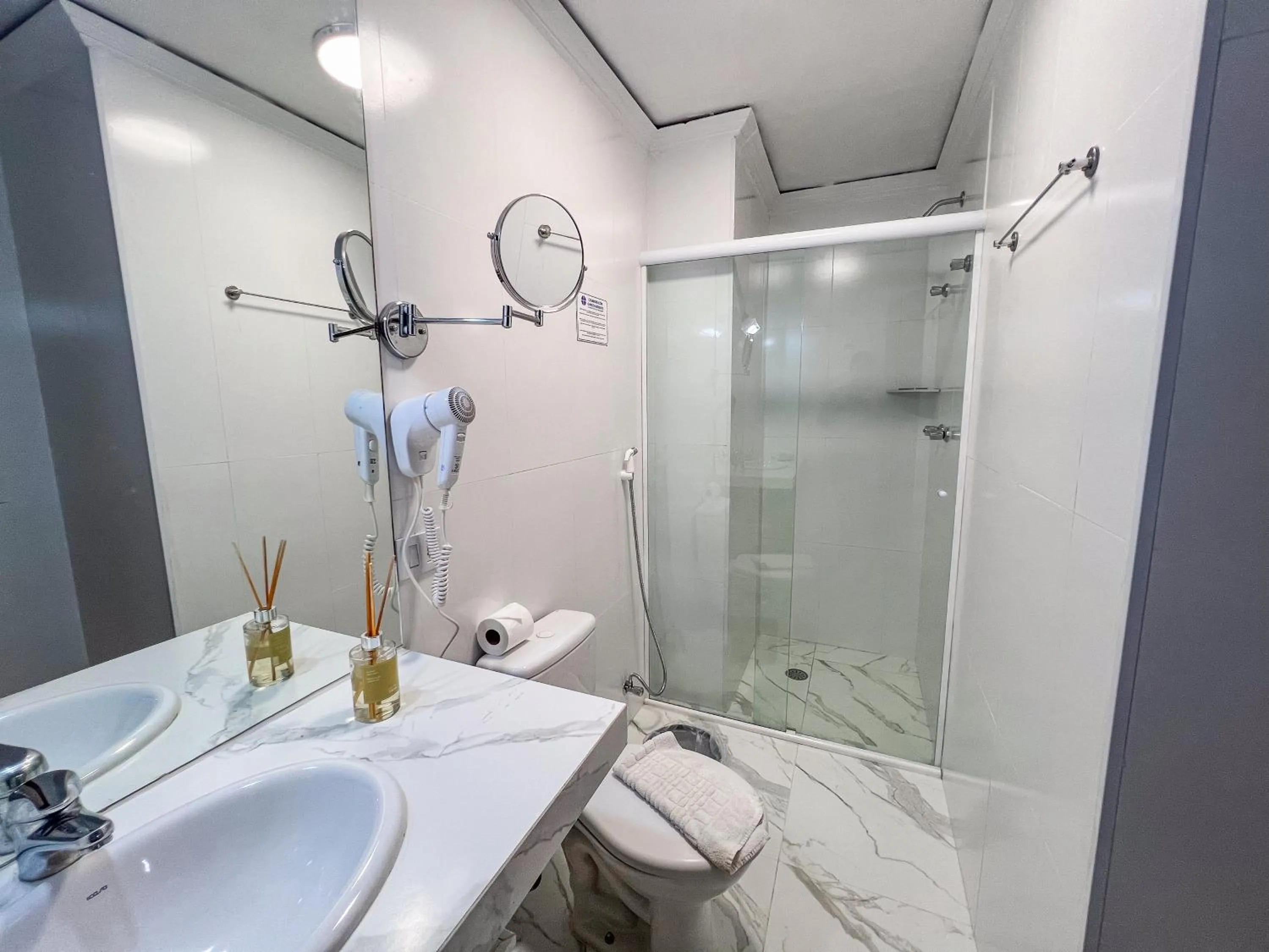 Shower in Hotel Euro Suíte Campos do Jordão By Nacional Inn - A 800 metros da Vila Capivari