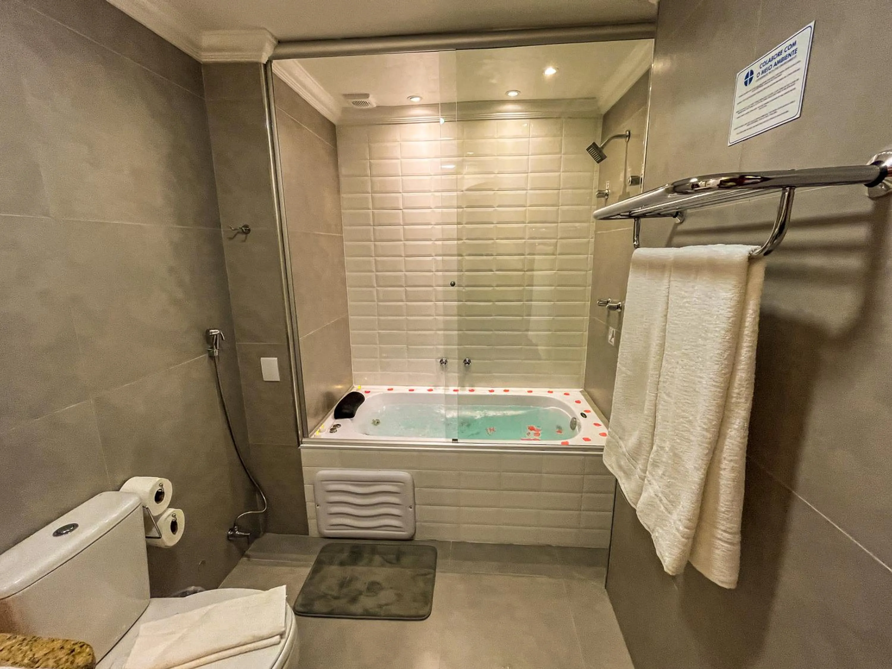 Shower in Hotel Euro Suíte Campos do Jordão By Nacional Inn - A 800 metros da Vila Capivari