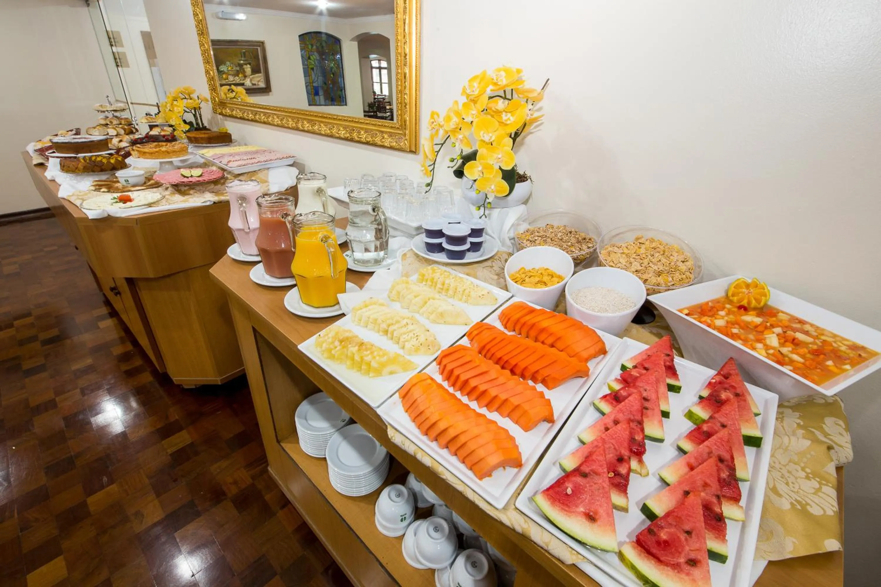 Buffet breakfast in Hotel Euro Suíte Campos do Jordão By Nacional Inn - A 800 metros da Vila Capivari