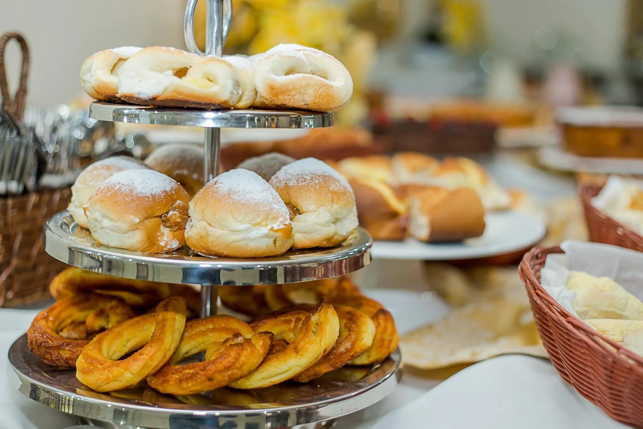 Buffet breakfast in Hotel Euro Suíte Campos do Jordão By Nacional Inn - A 800 metros da Vila Capivari