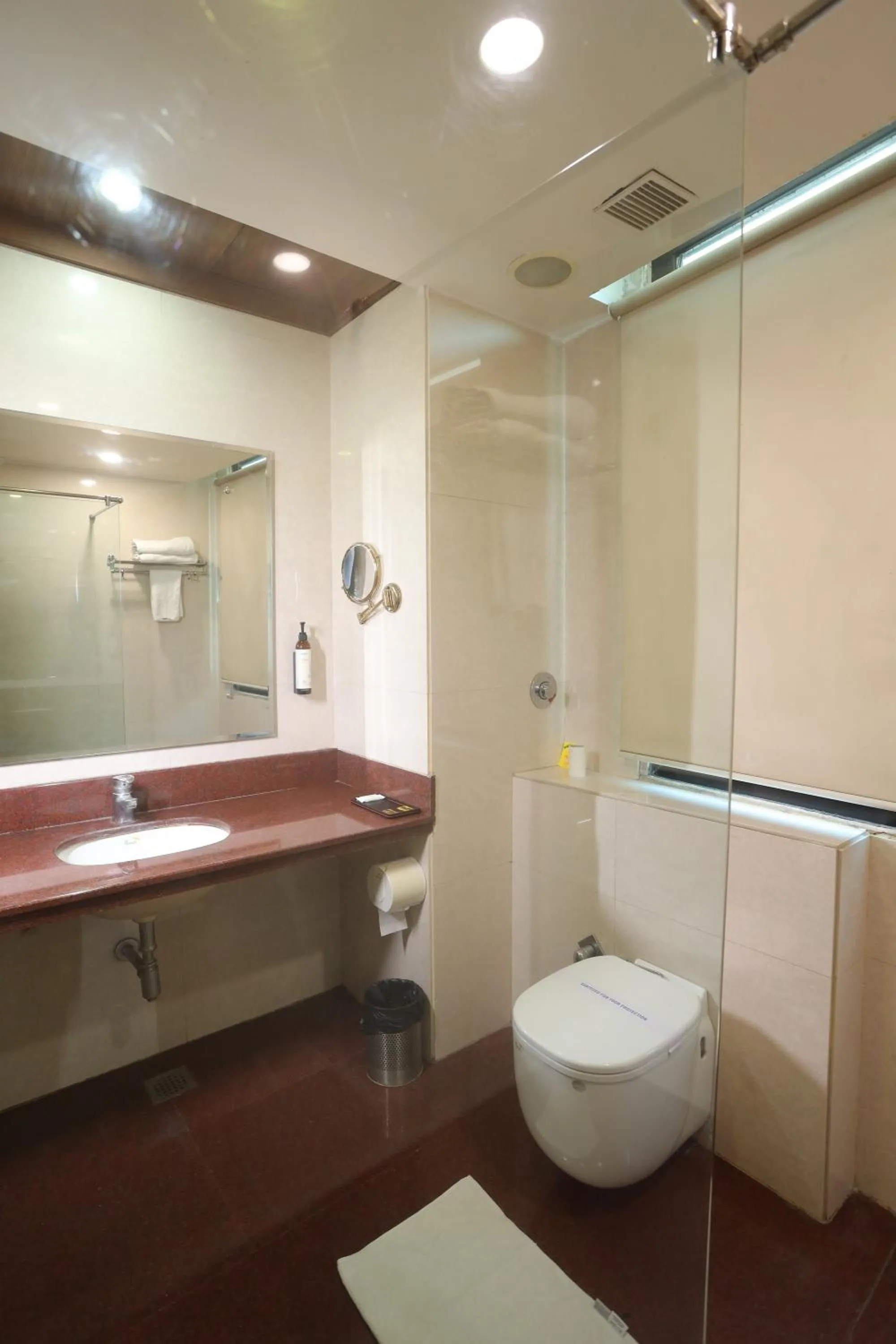 Shower in Hotel Leela Grande