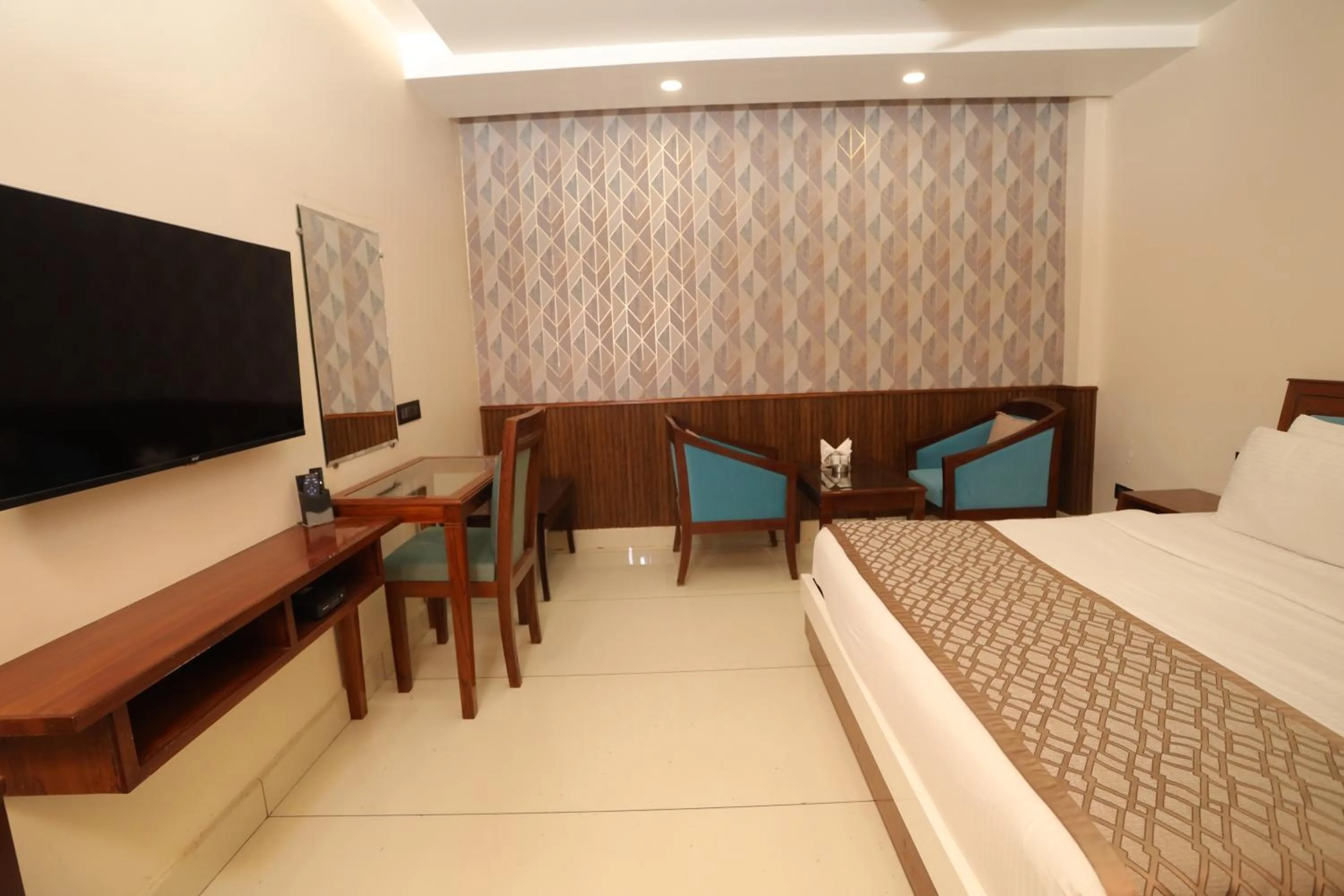 Bedroom, Bed in Hotel Leela Grande