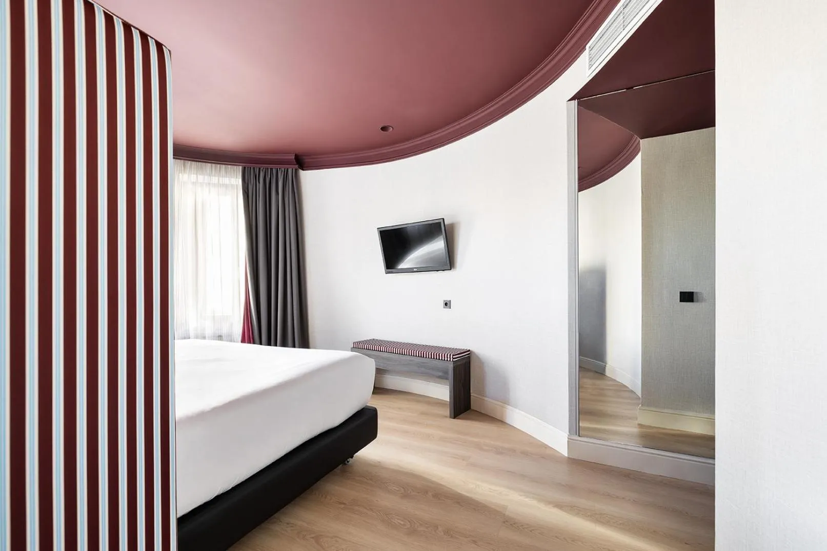 Bedroom, Bed in One Shot Luchana