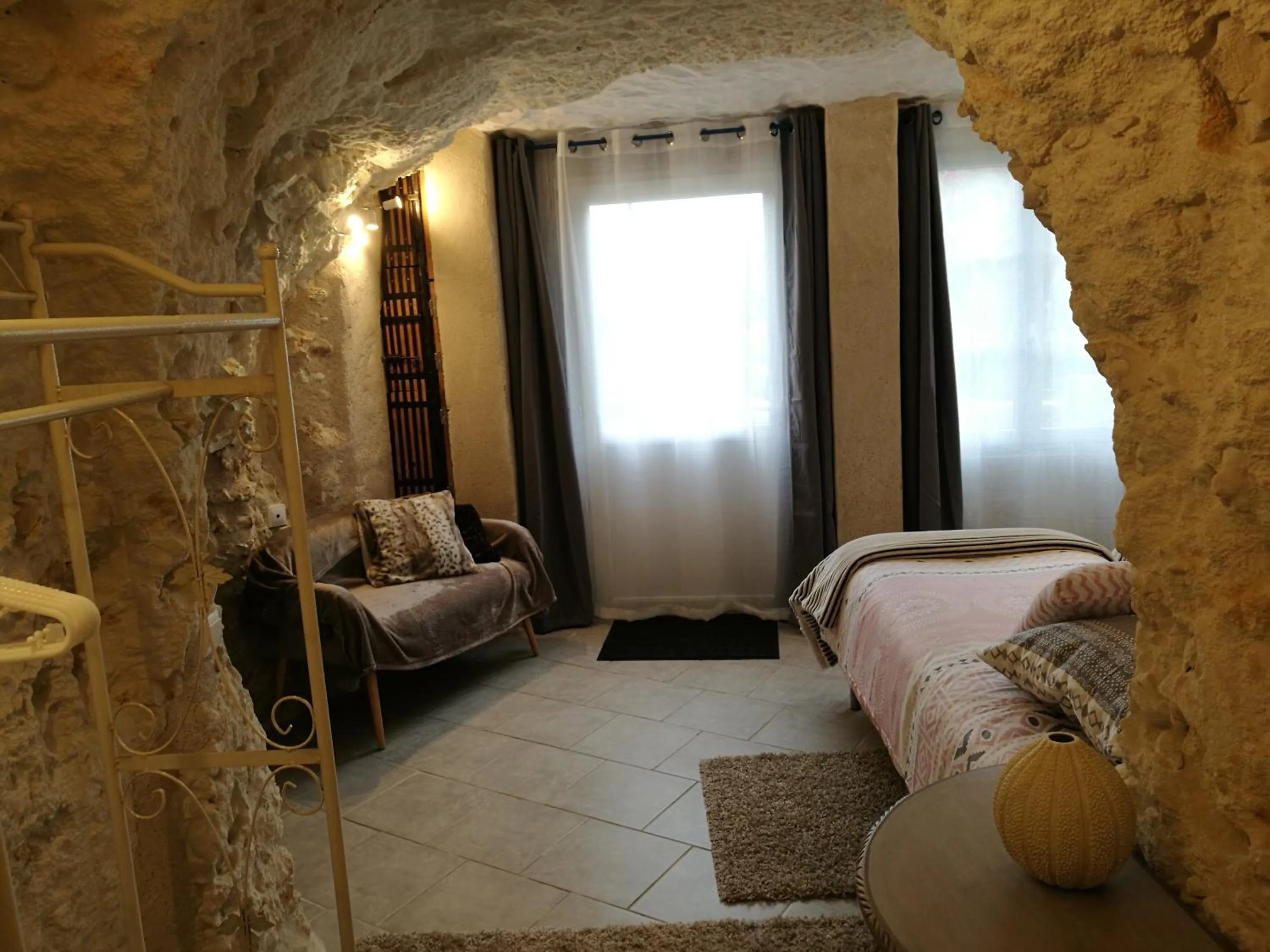 Bed in Caves du Coteau 3