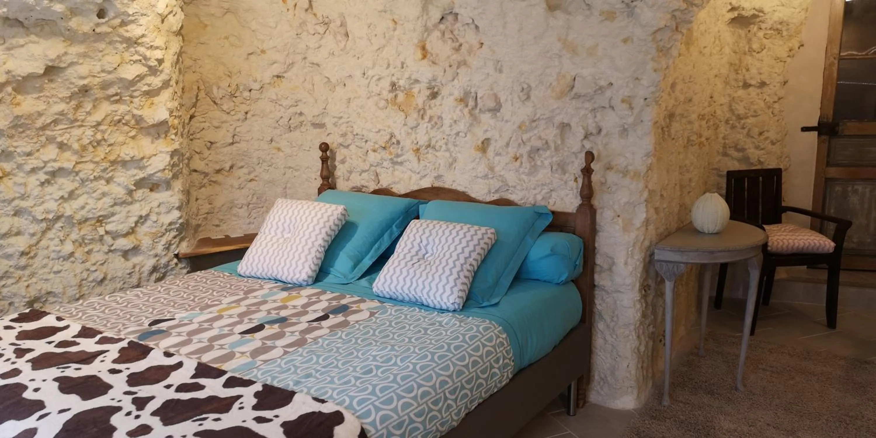 Photo of the whole room, Bed in Caves du Coteau 3