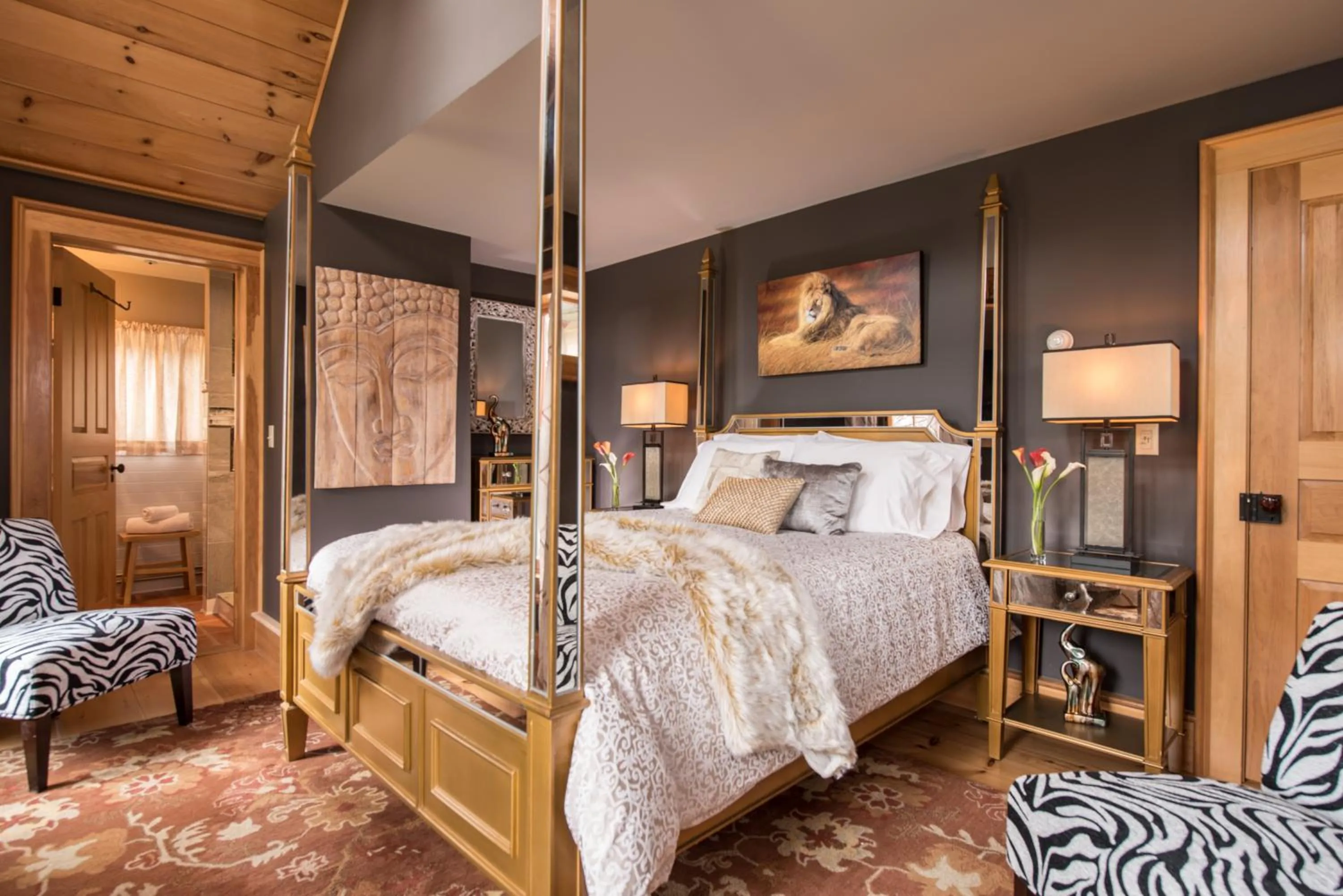 Photo of the whole room, Bed in Gothic Eves Inn and Spa Bed and Breakfast