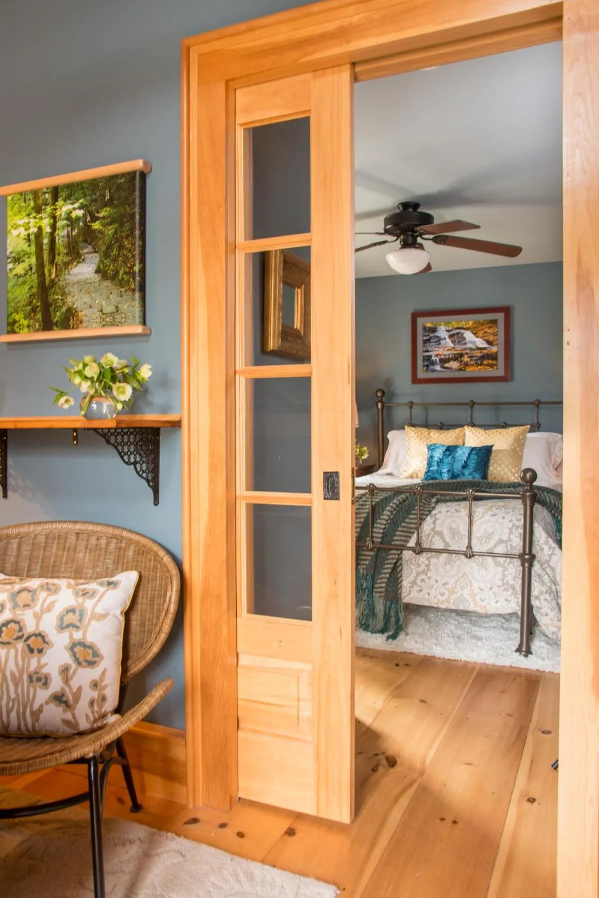 Photo of the whole room, Bed in Gothic Eves Inn and Spa Bed and Breakfast