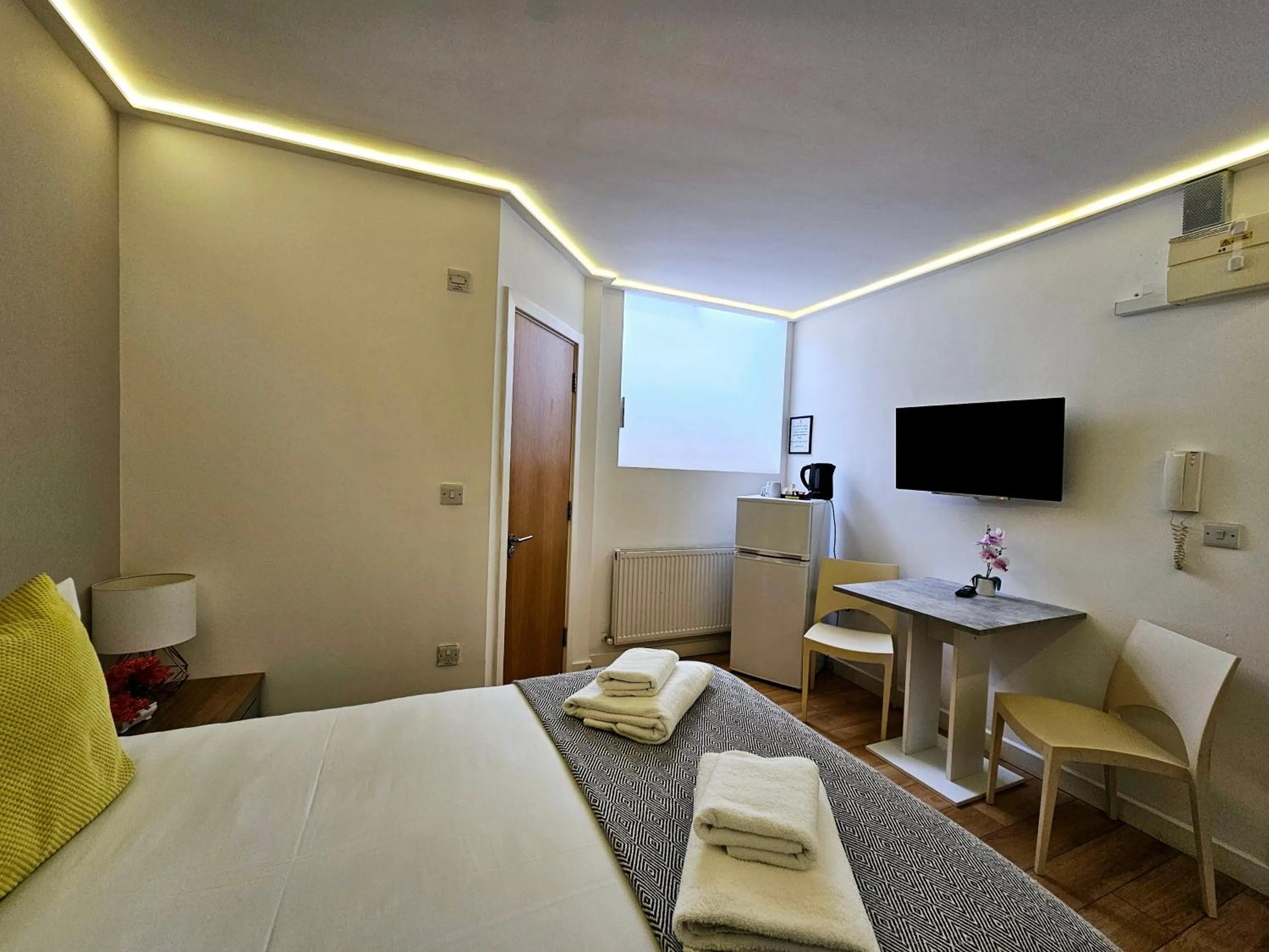 View (from property/room), Bed in London Stay Apartments