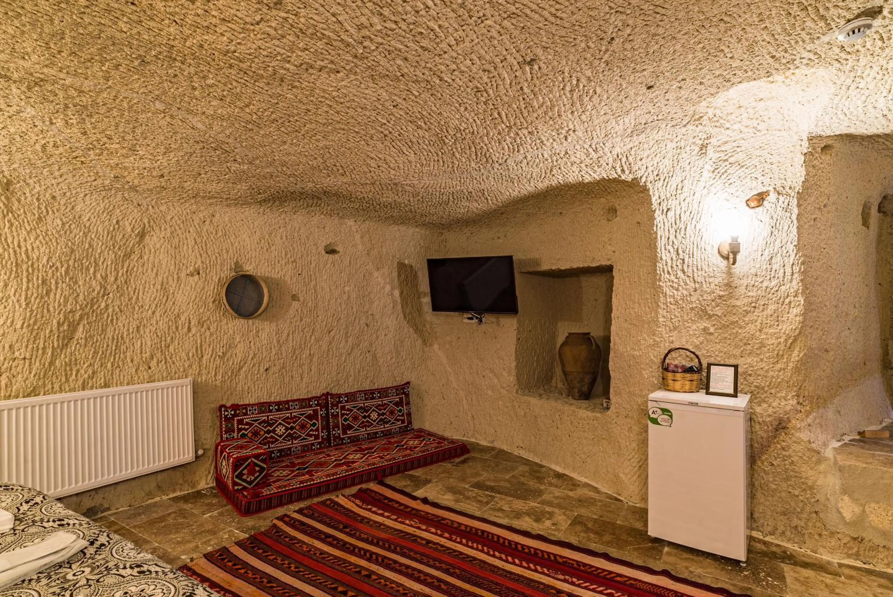 TV and multimedia in Cappadocia Ennar Cave Swimming Pool Hot & SPA