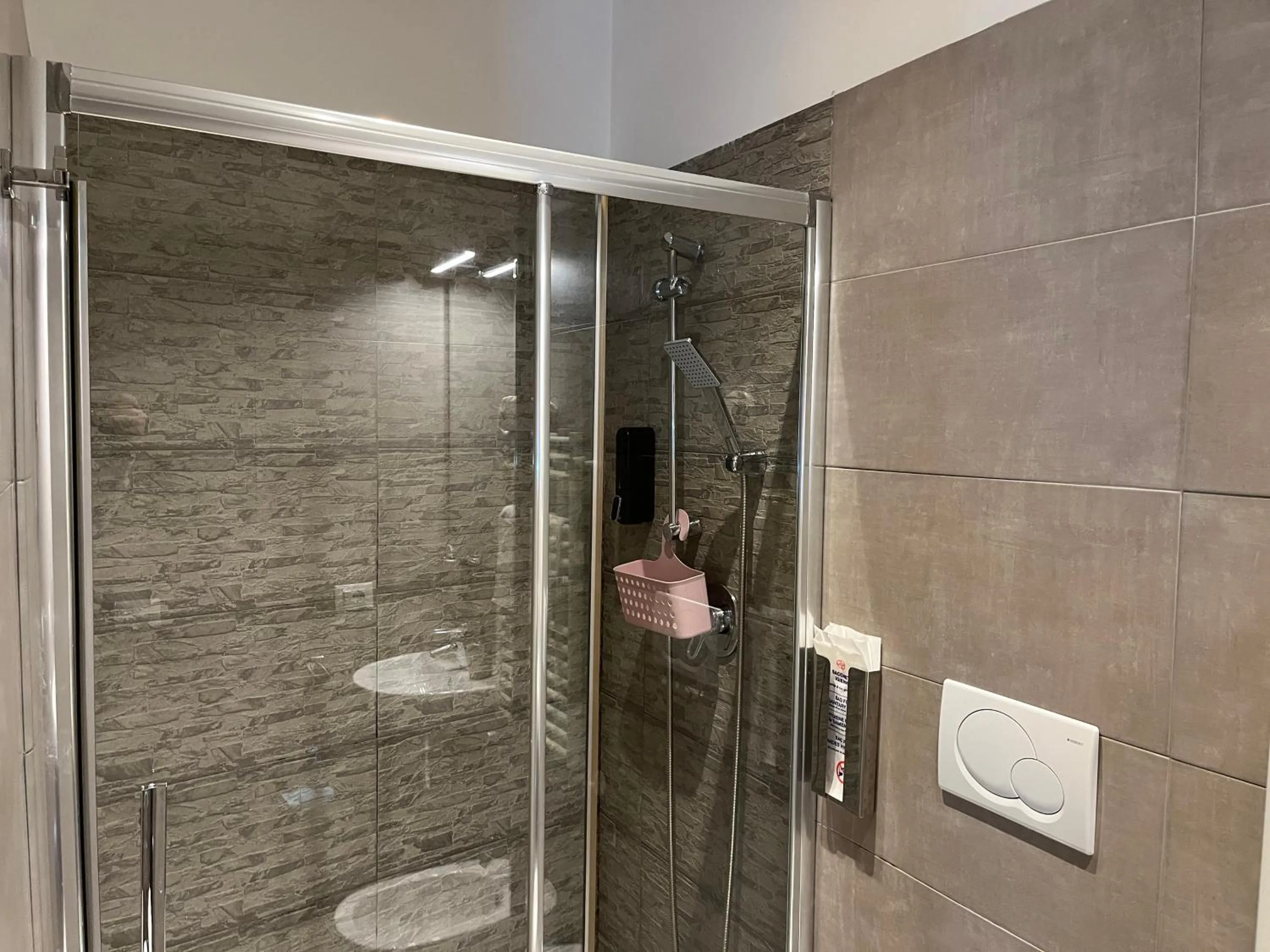 Shower in Le Terrazze di San Giovanni