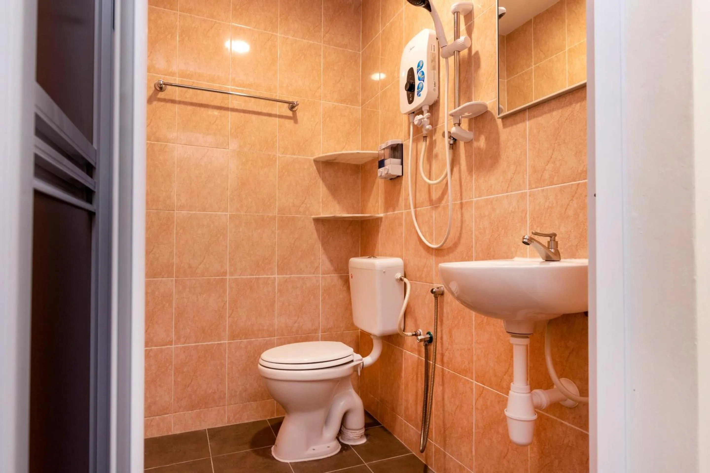 Bathroom in OYO 778 Bmw 2 Hotel