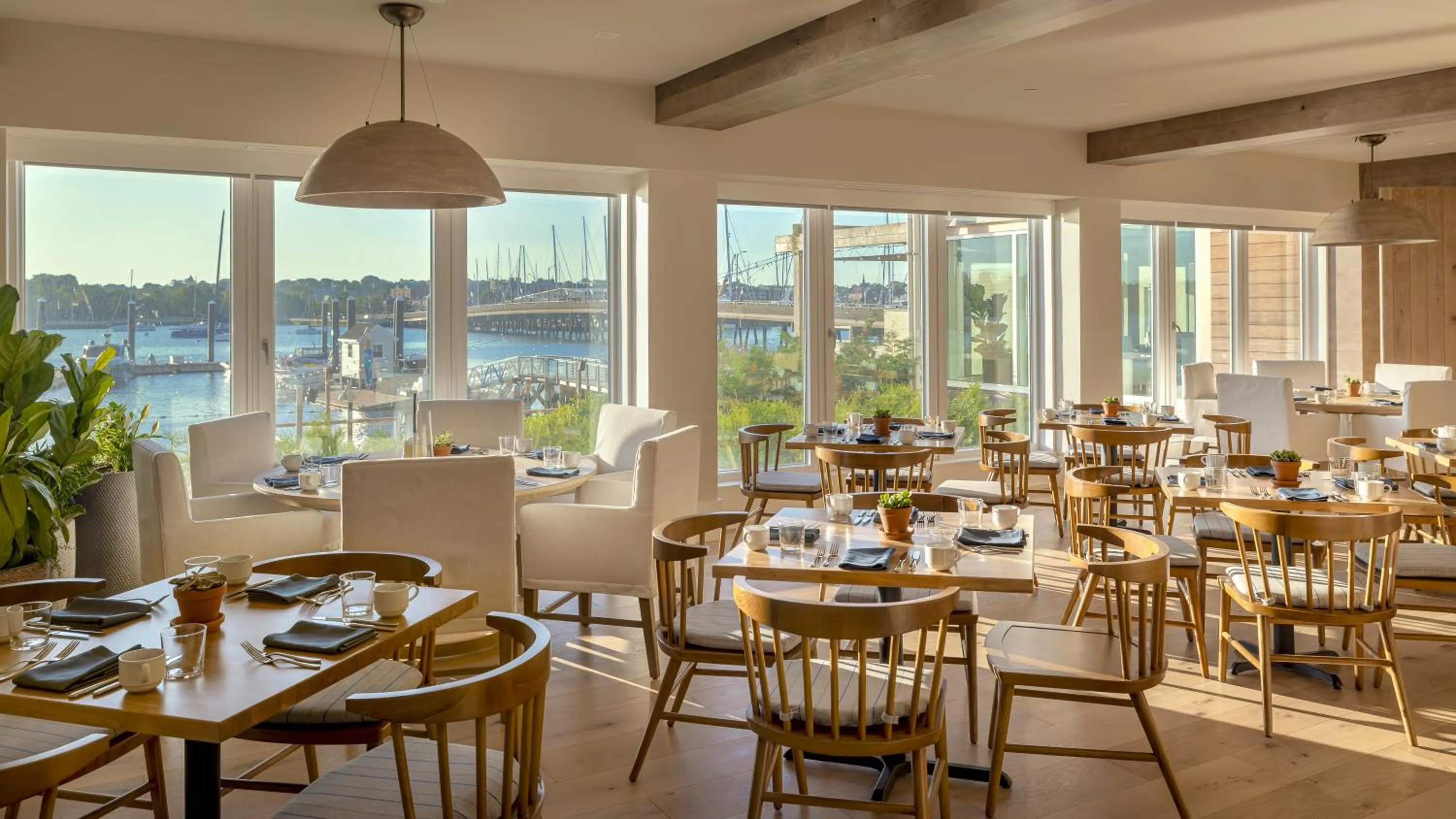 Restaurant/places to eat in Newport Harbor Island Resort