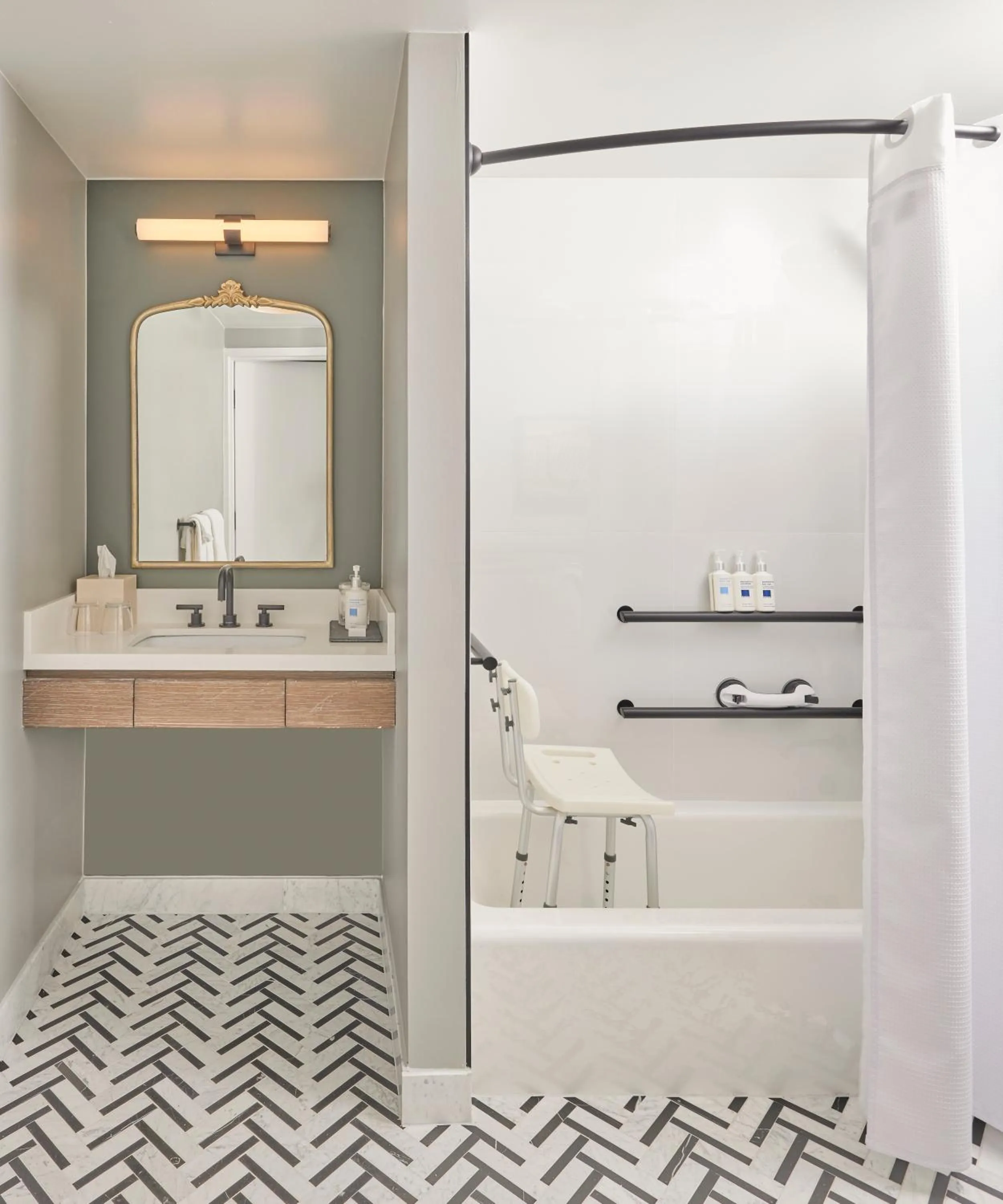 Shower in Newport Harbor Island Resort