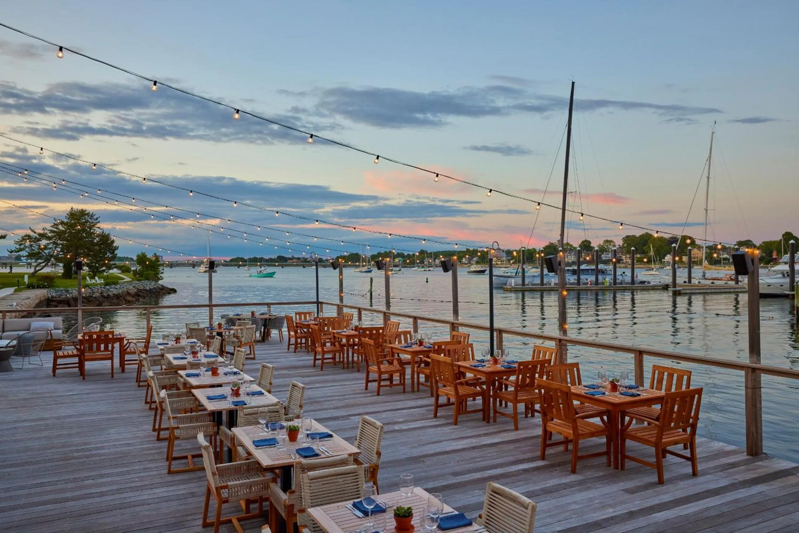 Restaurant/places to eat in Newport Harbor Island Resort