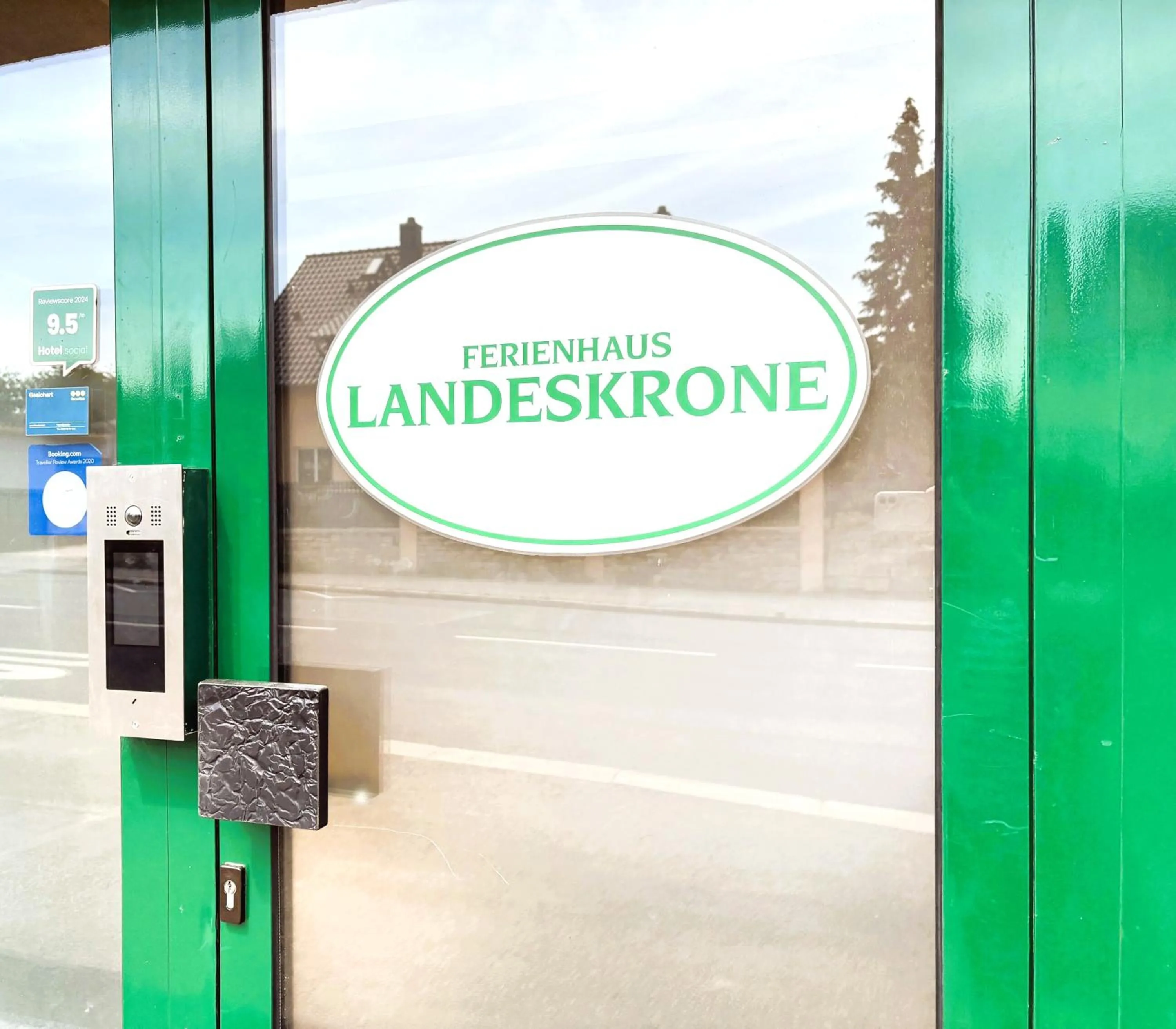 Facade/entrance in Ferienhaus Landeskrone für 10 Personen mit Sauna, Terrasse, inkl Parkplatz in Dresden