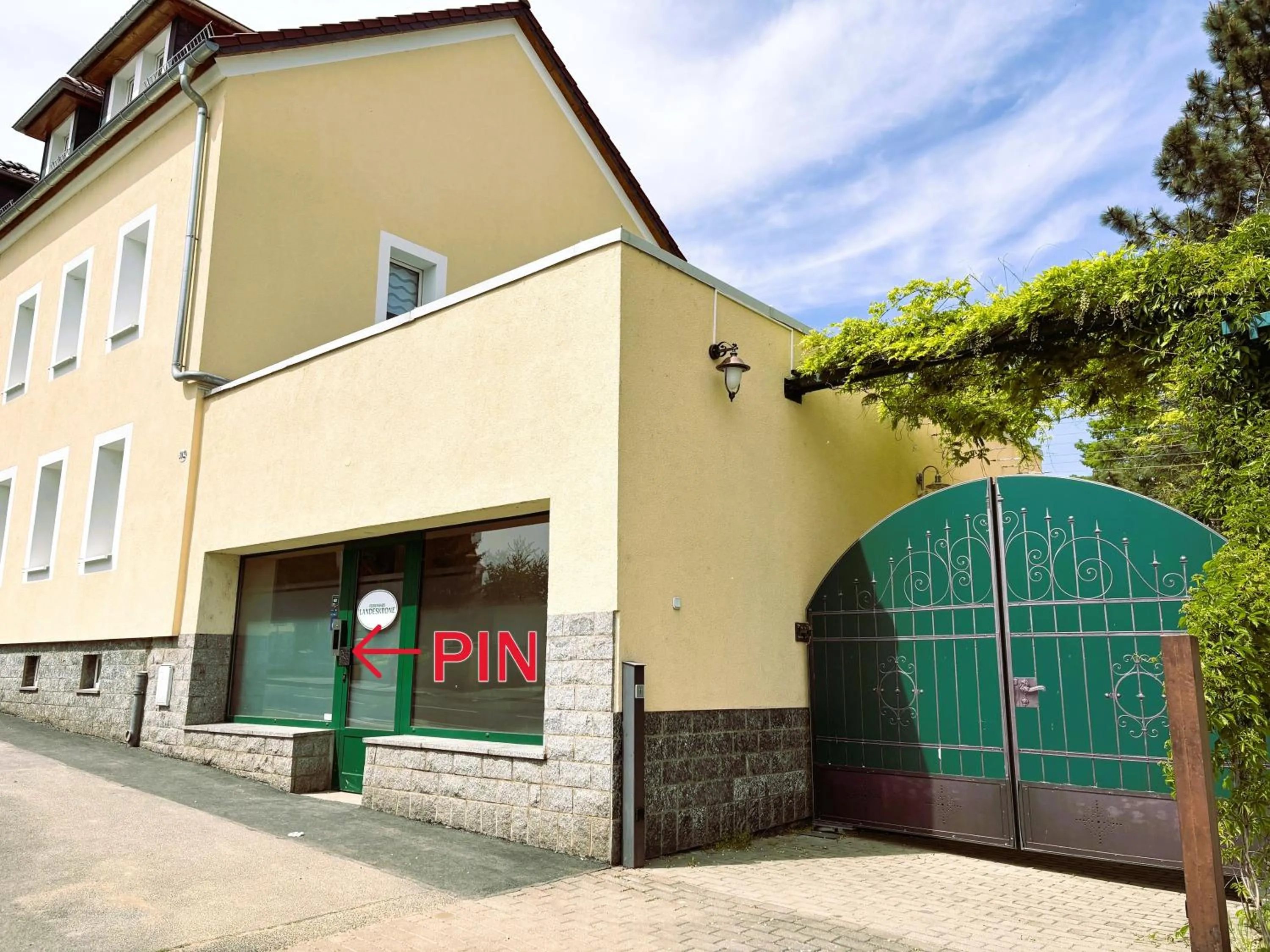 Property building in Ferienhaus Landeskrone für 10 Personen mit Sauna, Terrasse, inkl Parkplatz in Dresden