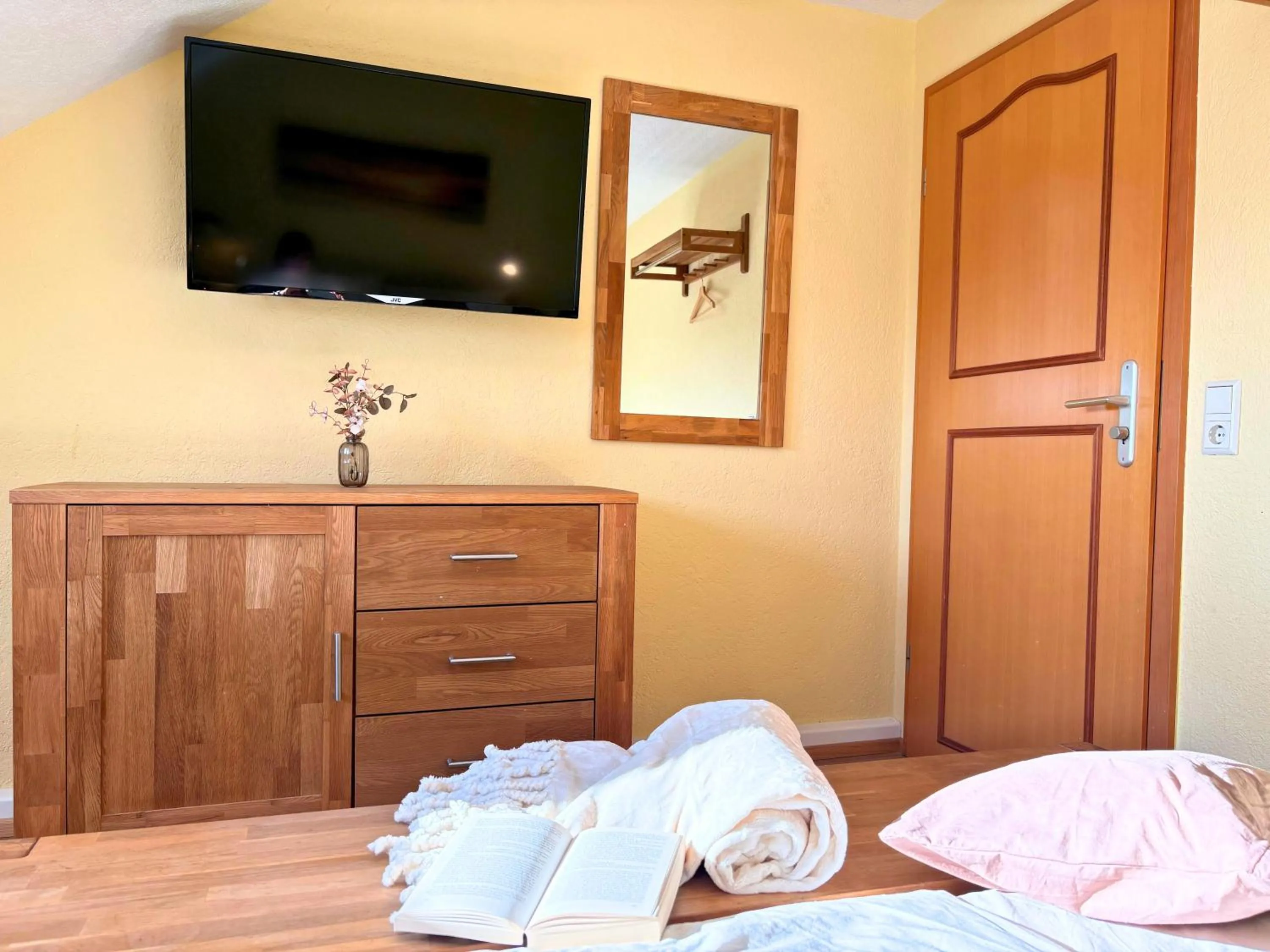TV and multimedia, Bed in Ferienhaus Landeskrone für 10 Personen mit Sauna, Terrasse, inkl Parkplatz in Dresden