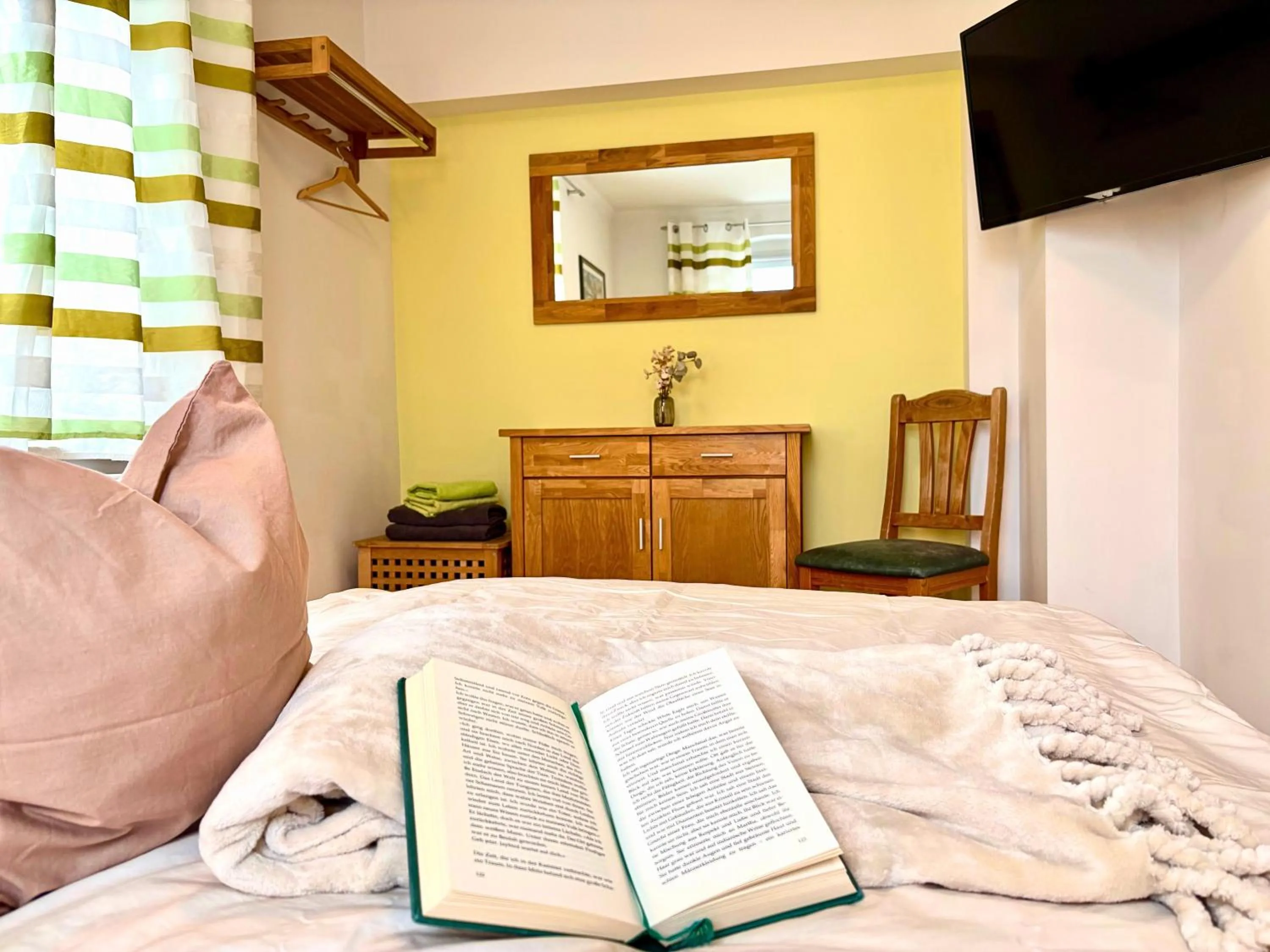 Bed in Ferienhaus Landeskrone für 10 Personen mit Sauna, Terrasse, inkl Parkplatz in Dresden
