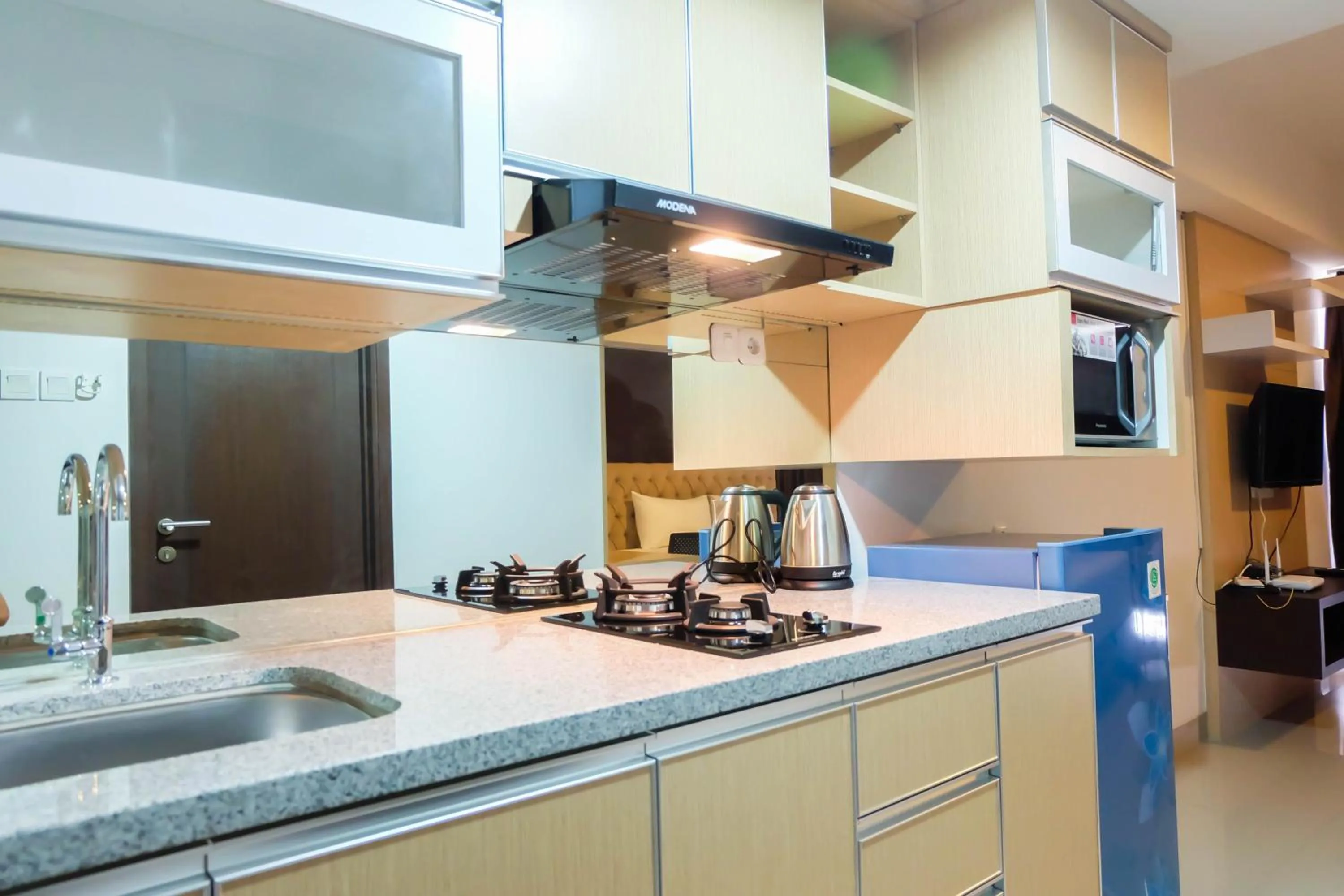 Kitchen or kitchenette in Modern and Brand New Studio Apartment H Residence By Travelio
