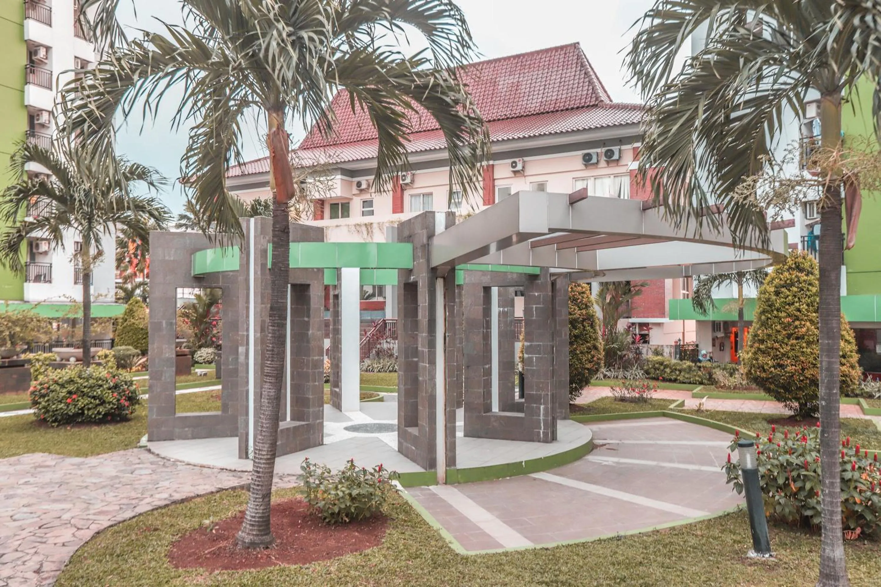 Garden in Hotel O Green Lake View Ciputat