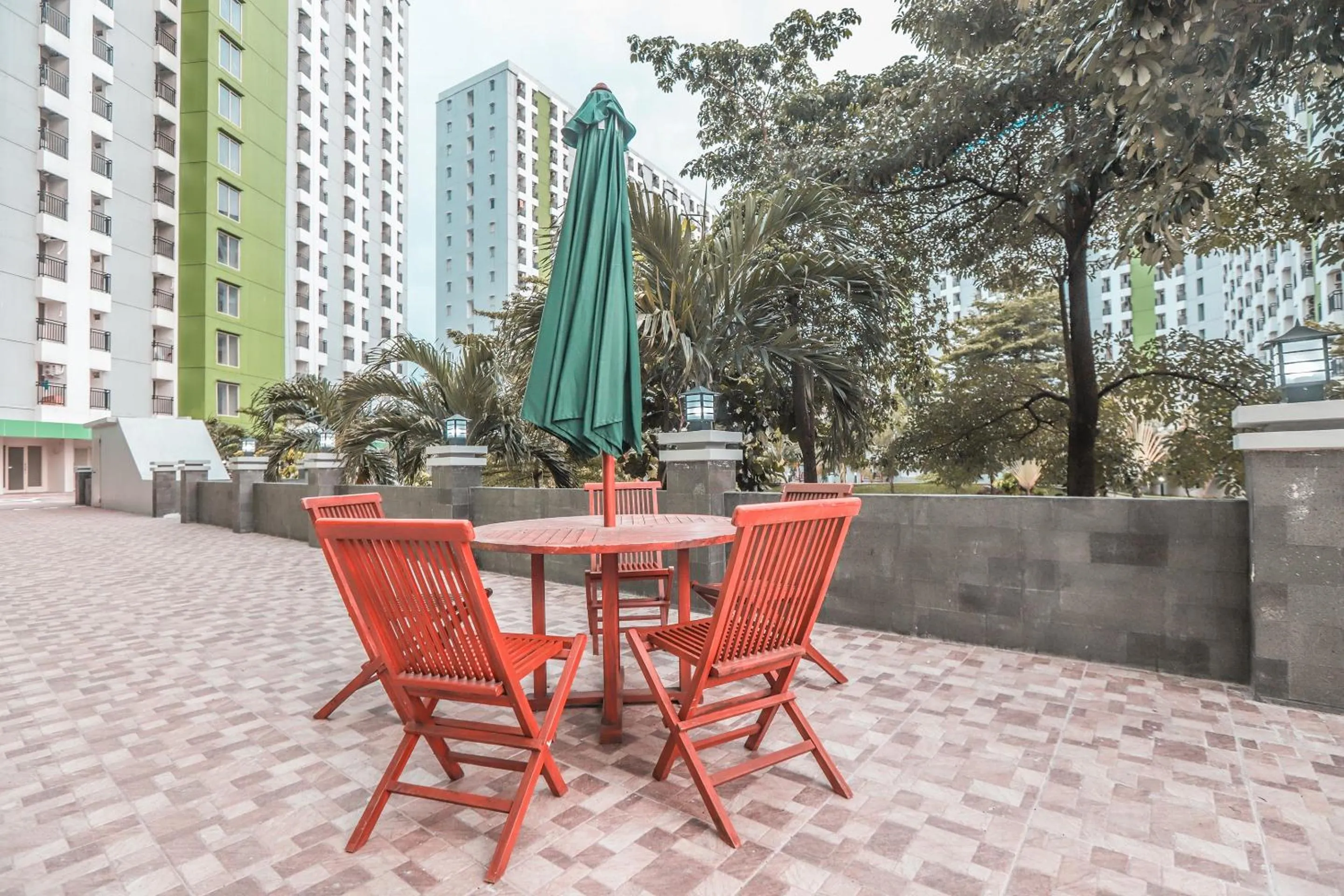 Restaurant/places to eat in Hotel O Green Lake View Ciputat