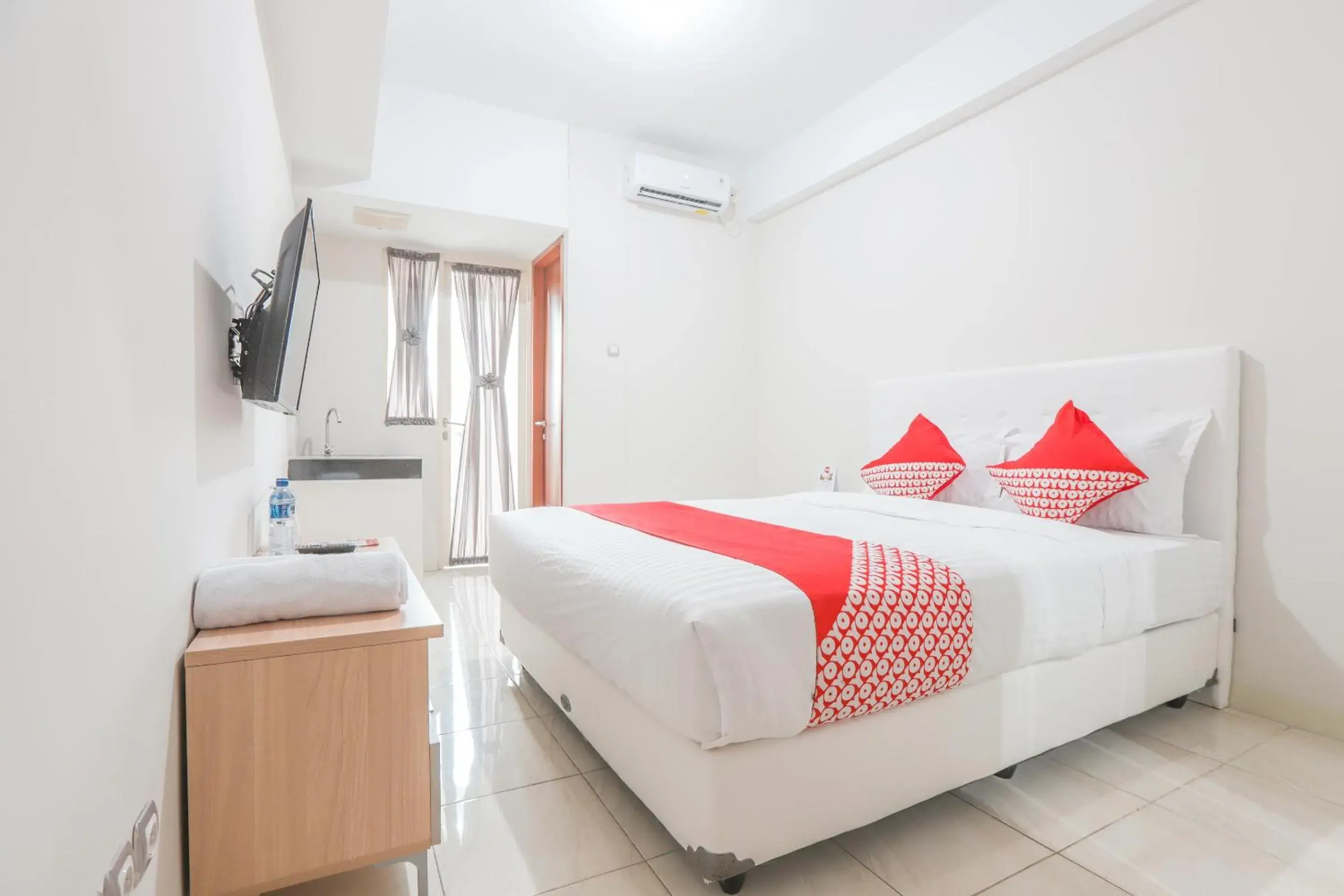 Standard Double Room in Hotel O Green Lake View Ciputat Standard Double Room in Hotel O Green Lake View Ciputat