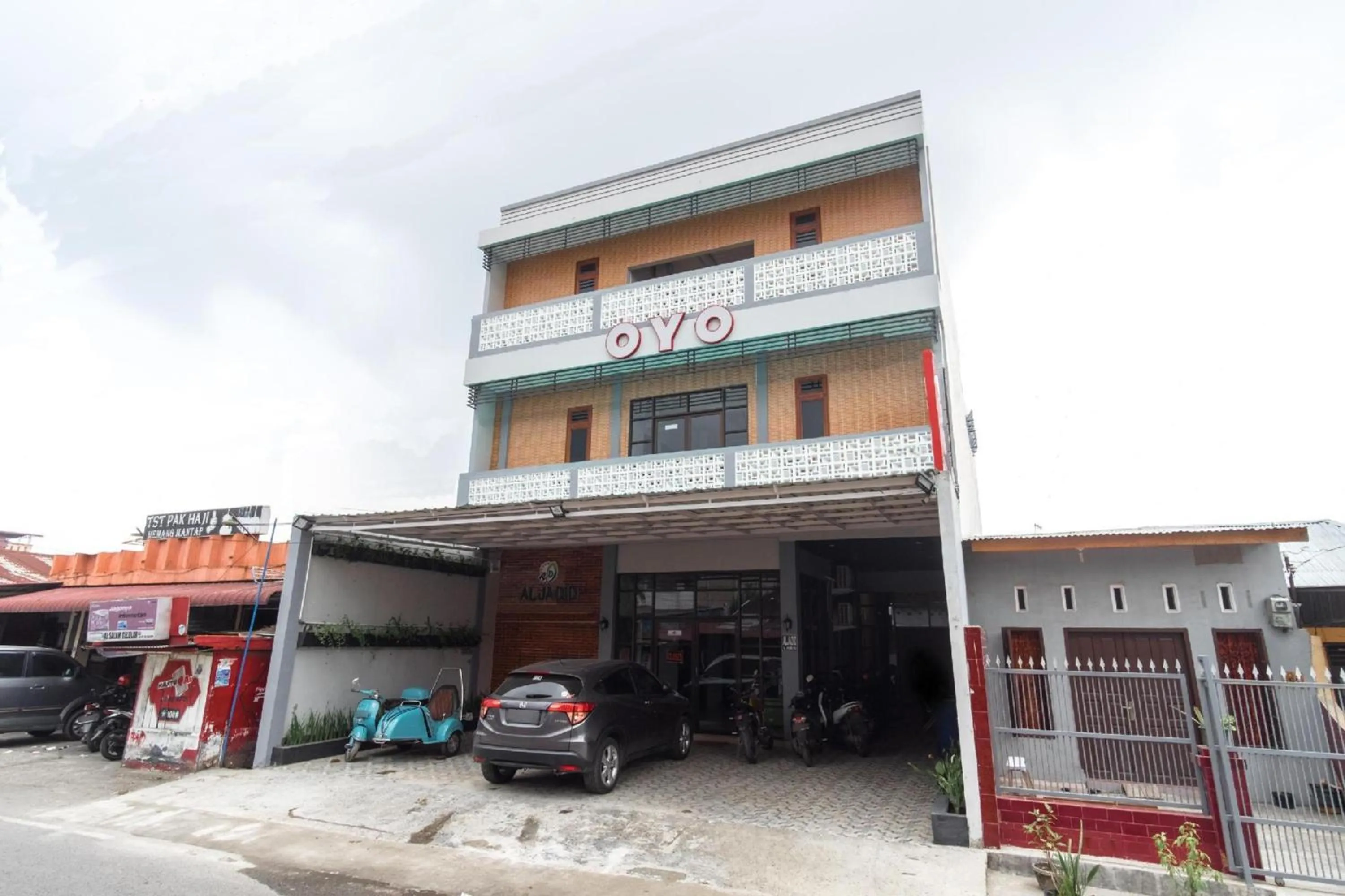 Property building in Hotel O Aljadid Near Masjid Raya Al Mashun Sm Raja Medan