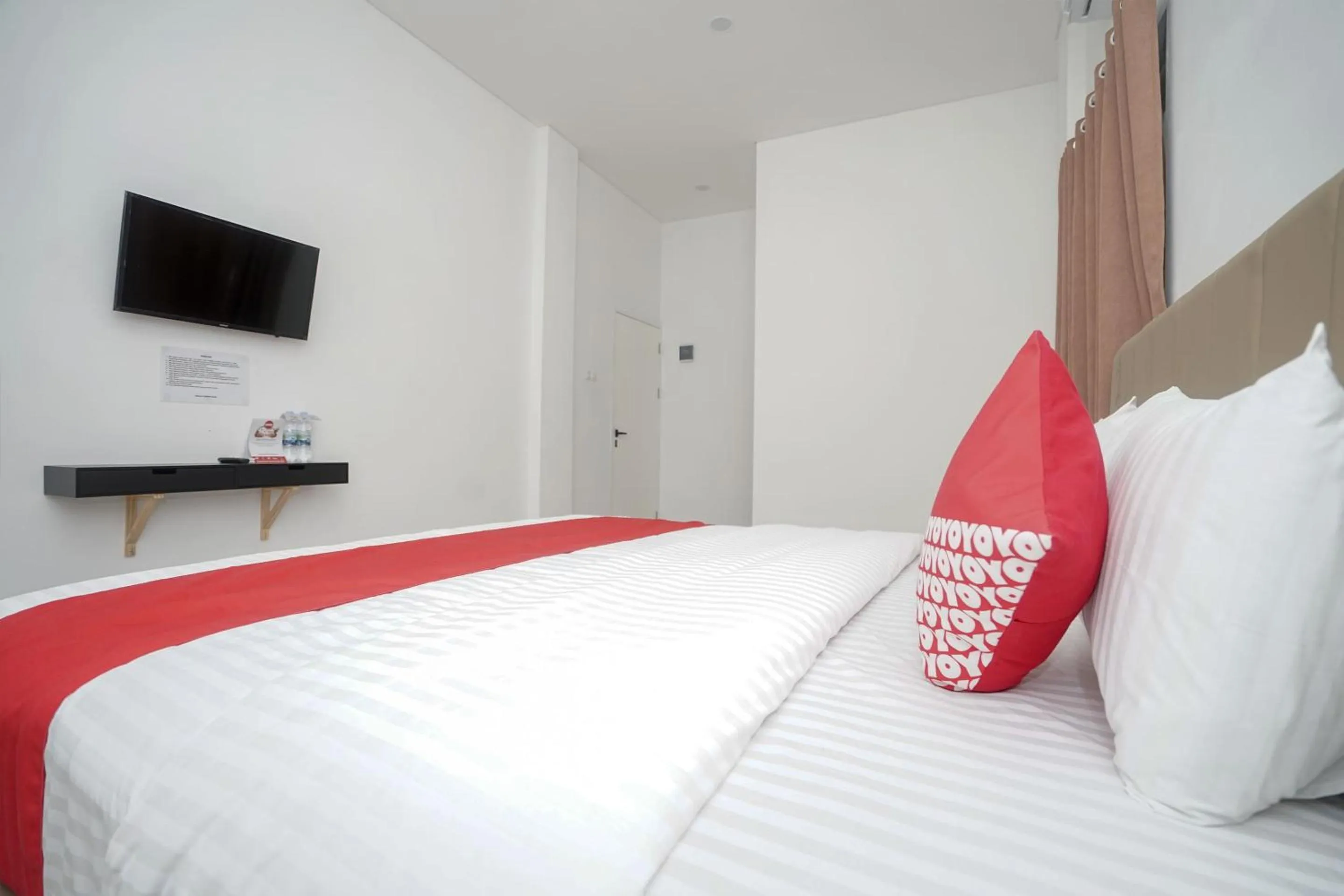 Bedroom, Bed in OYO 443 Hotel Barlian