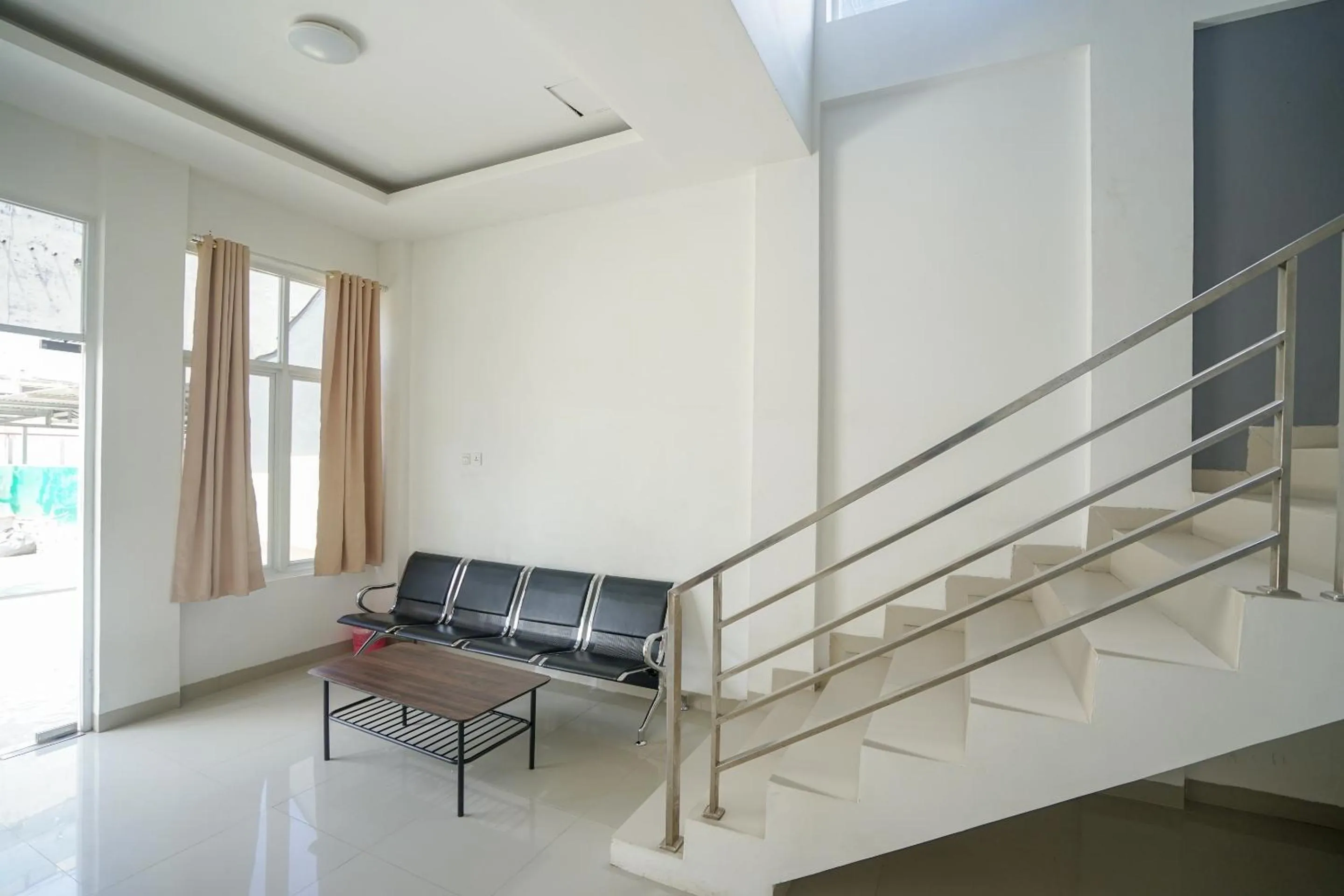 Lobby or reception in OYO 443 Hotel Barlian