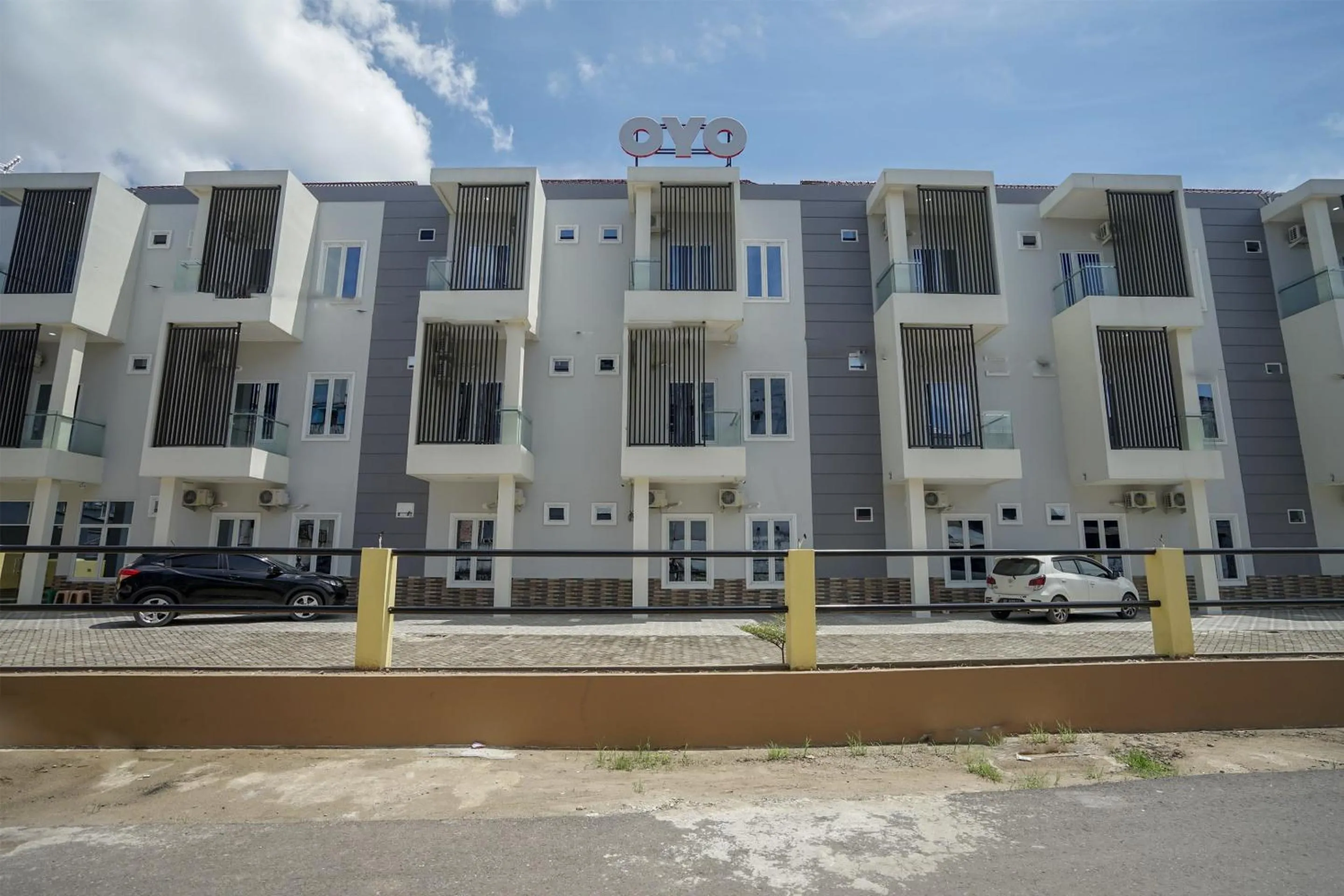 Facade/entrance in OYO 443 Hotel Barlian
