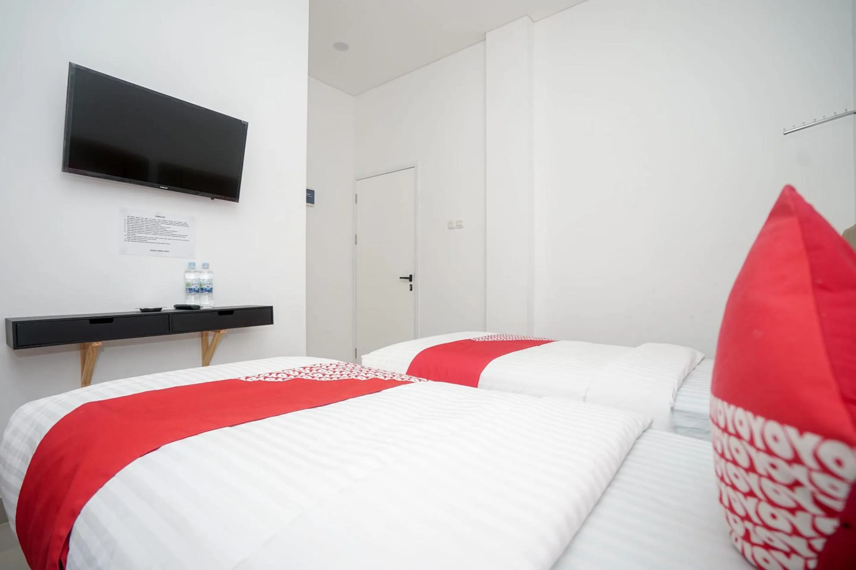 Bedroom, Bed in OYO 443 Hotel Barlian