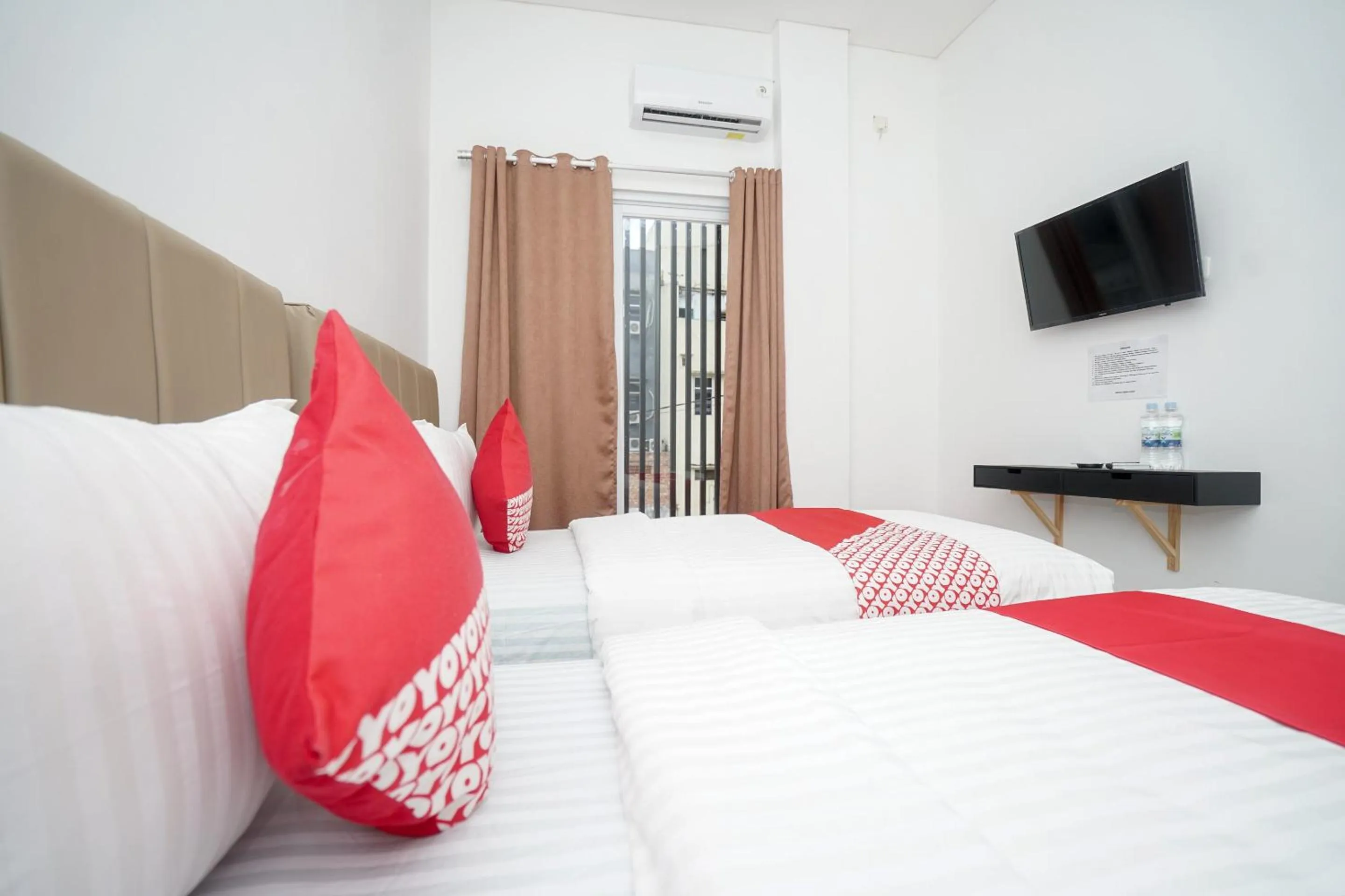 Bedroom, Bed in OYO 443 Hotel Barlian