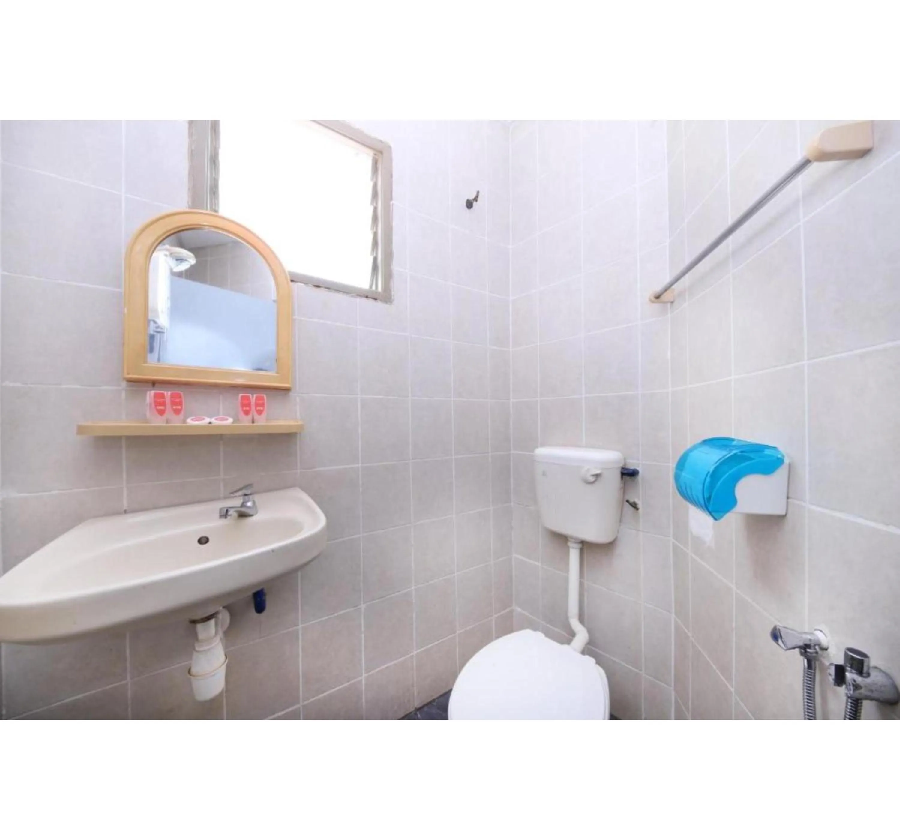 Bathroom in OYO 443 Hotel Barlian