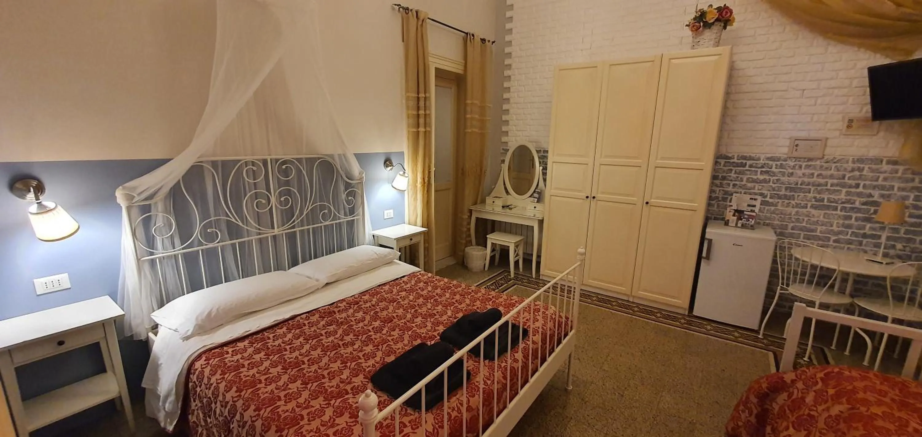 Decorative detail, Bed in Affittacamere Museo