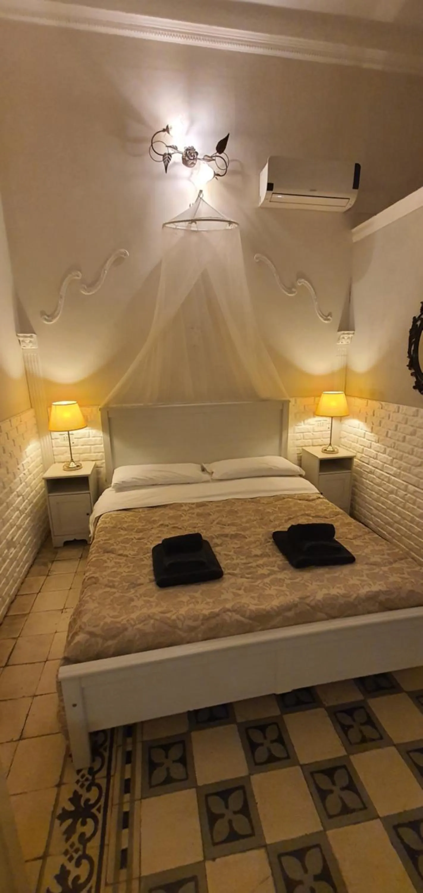 Decorative detail, Bed in Affittacamere Museo