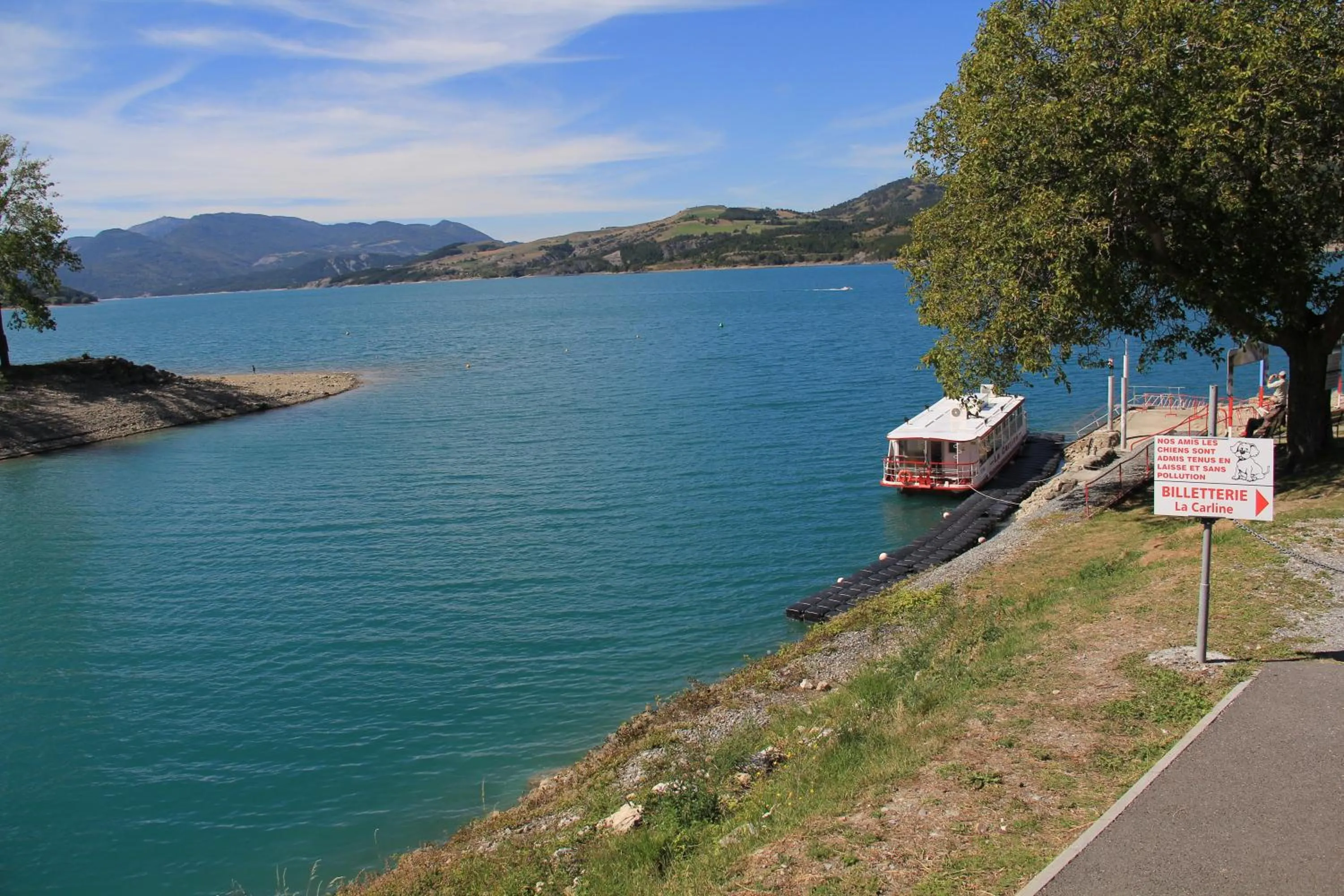 Lake view in Hôtel Les Flots Bleus