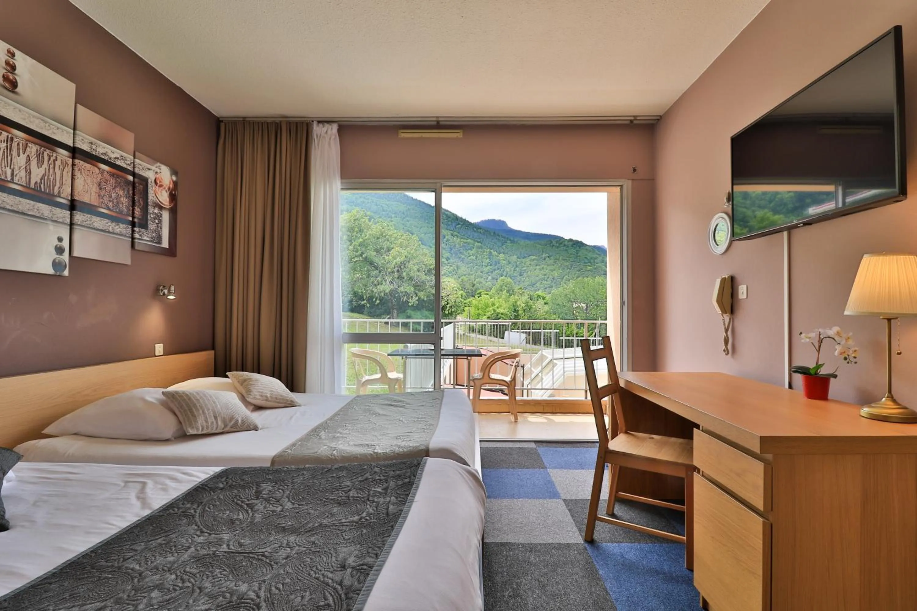 Photo of the whole room, Bed in Hôtel Les Flots Bleus