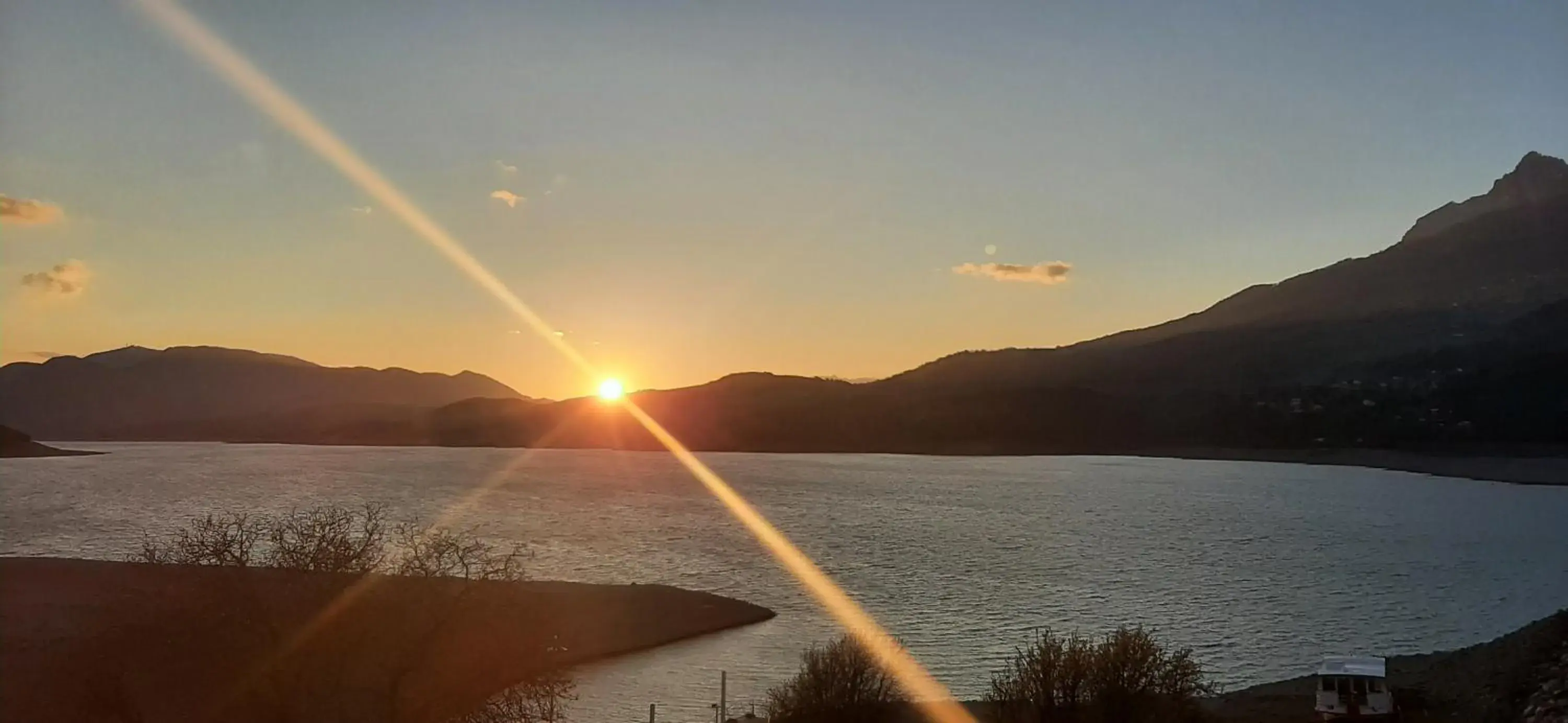 Twin Room with Lake View in Hôtel Les Flots Bleus Twin Room with Lake View in Hôtel Les Flots Bleus