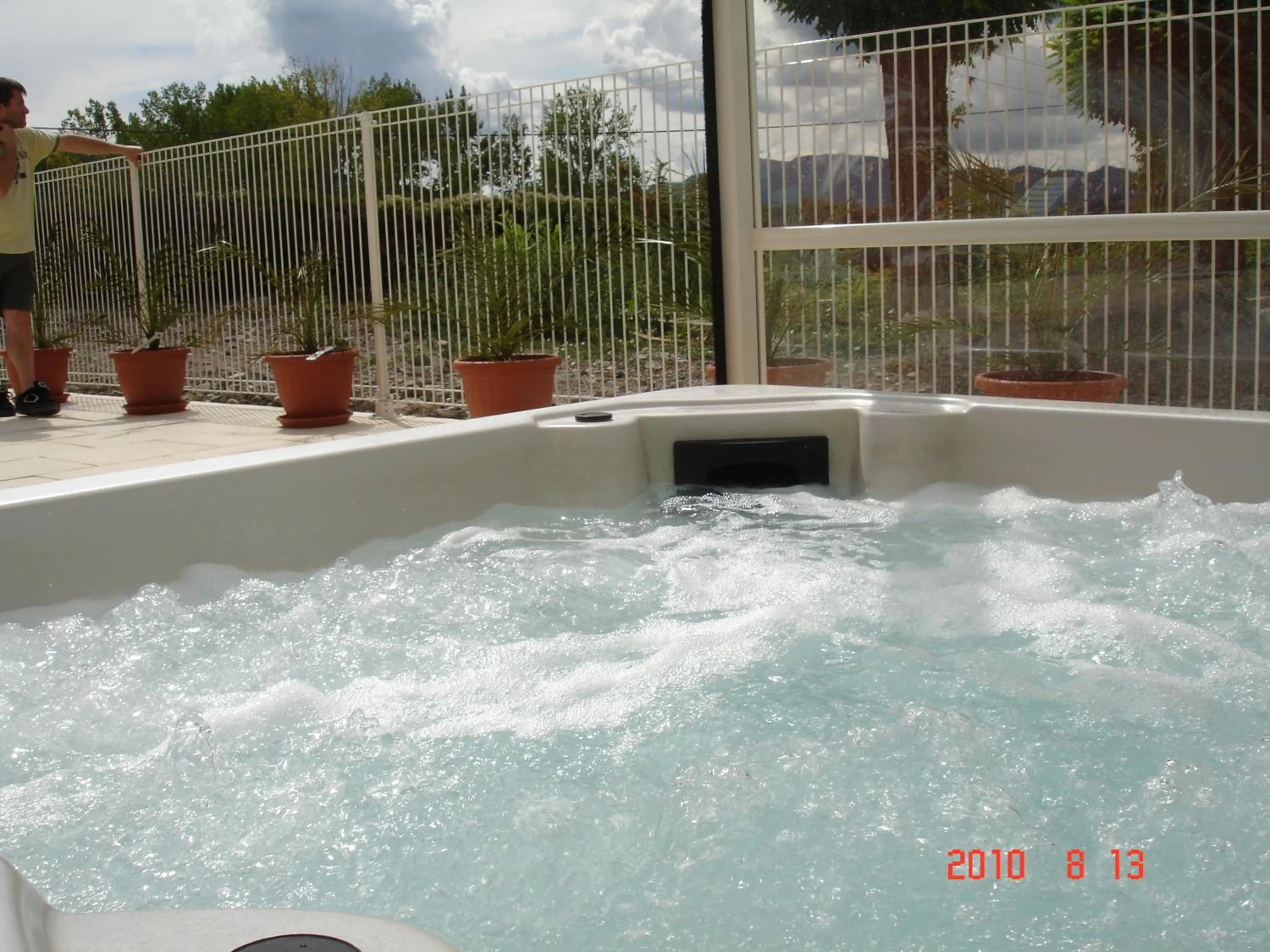 Hot Tub in Hôtel Les Flots Bleus