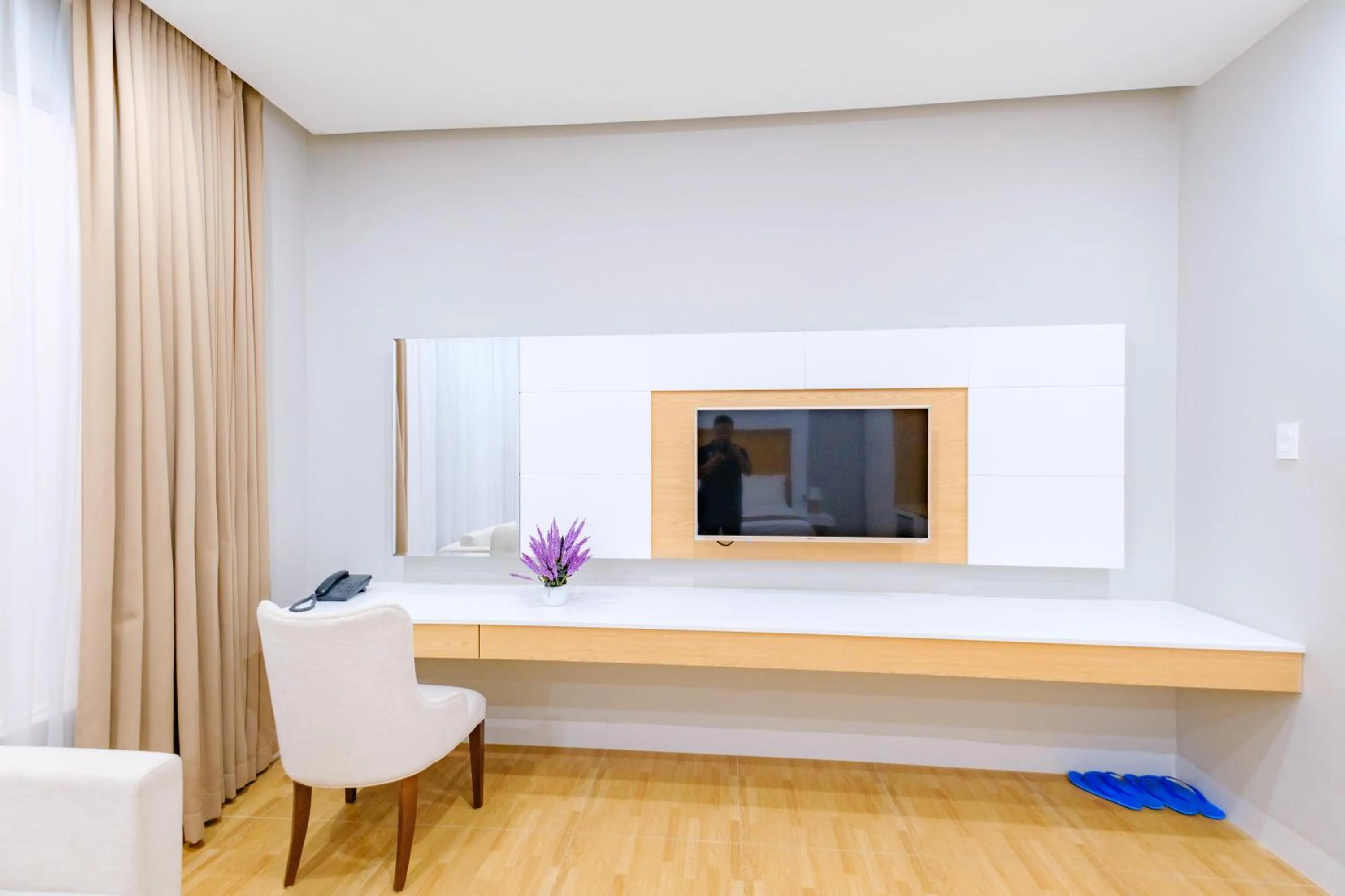 Communal lounge/ TV room in Khách sạn Minh Long