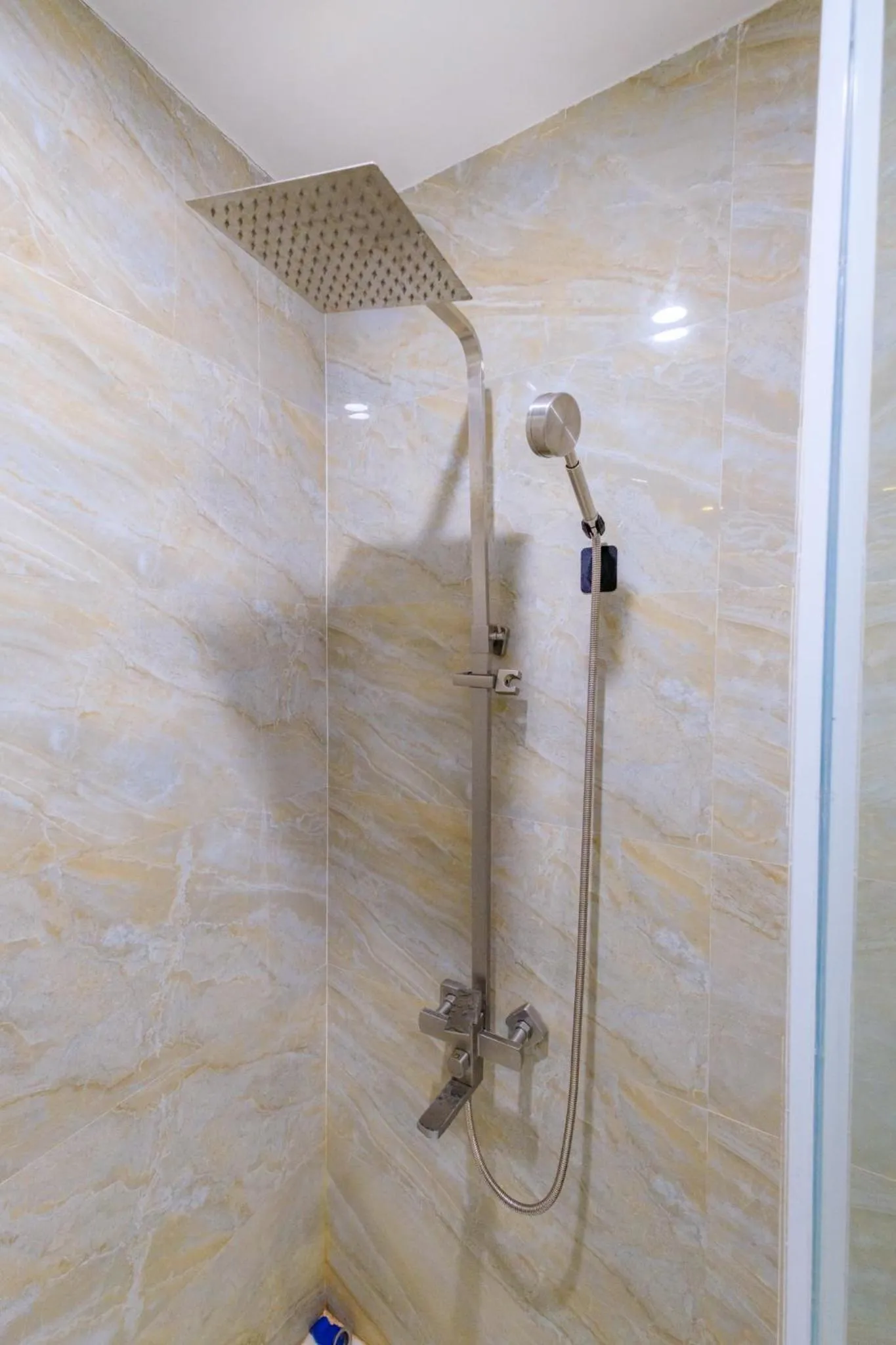 Shower in Khách sạn Minh Long
