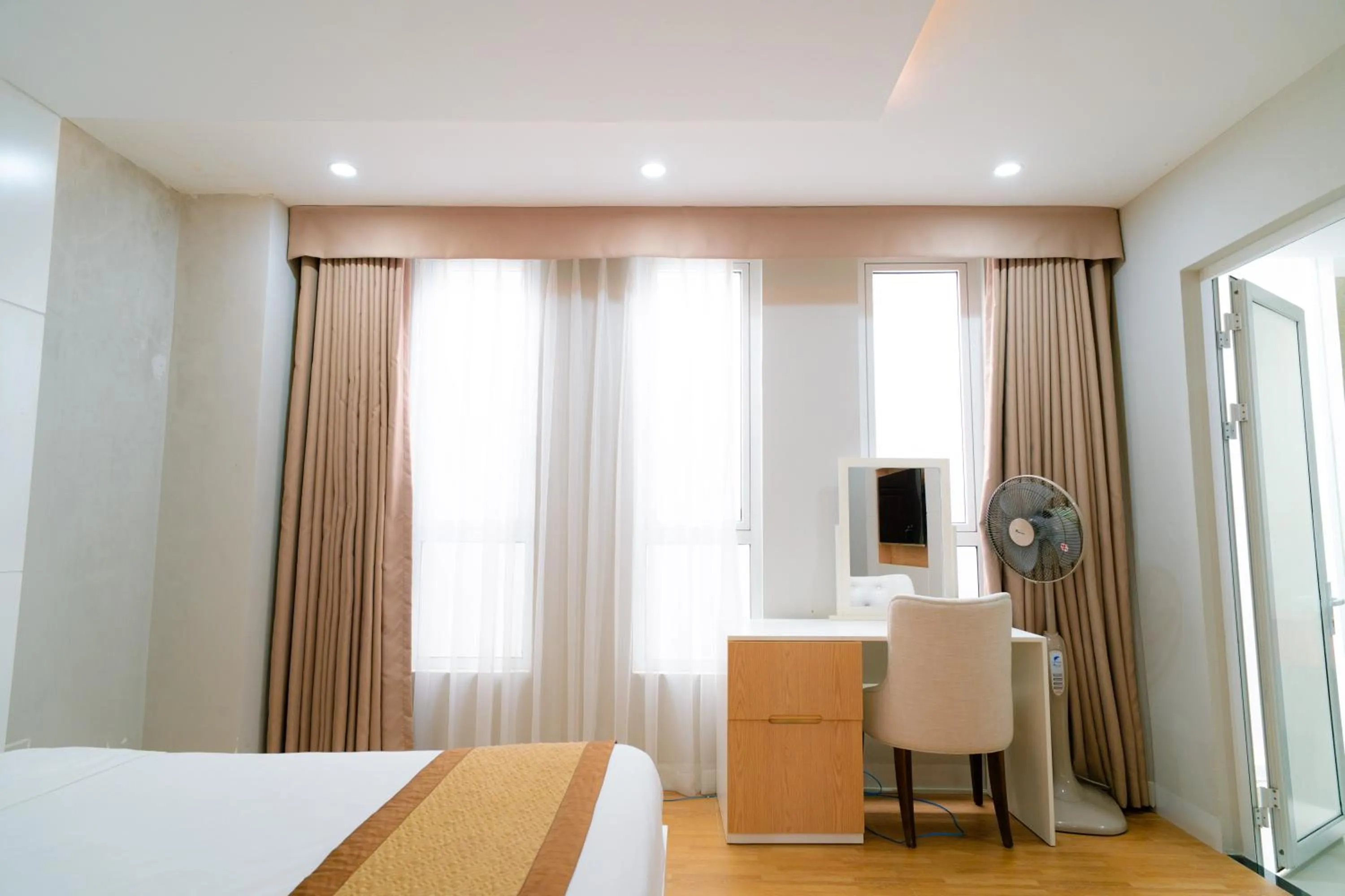 Balcony/Terrace, Bed in Khách sạn Minh Long