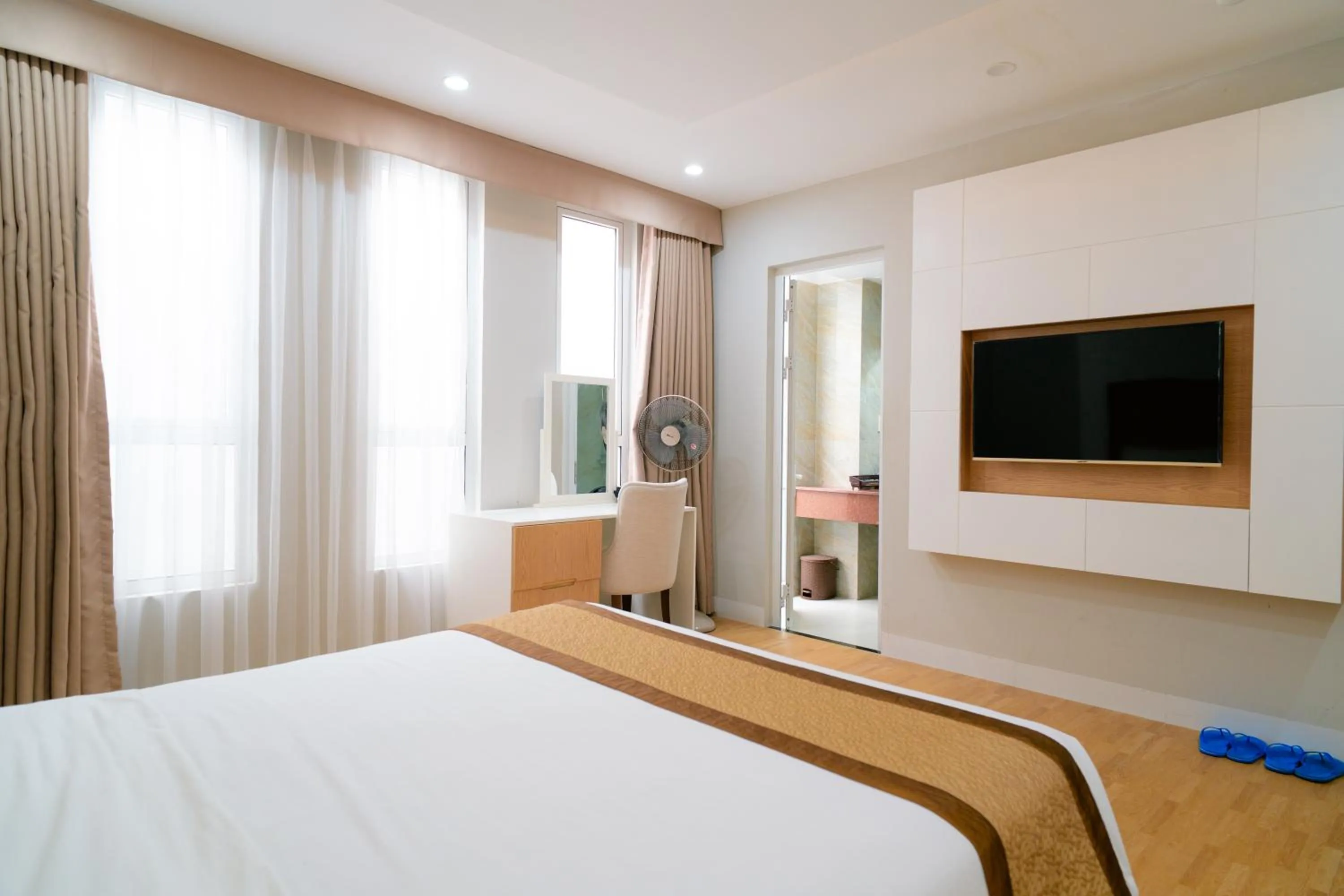 Living room, Bed in Khách sạn Minh Long