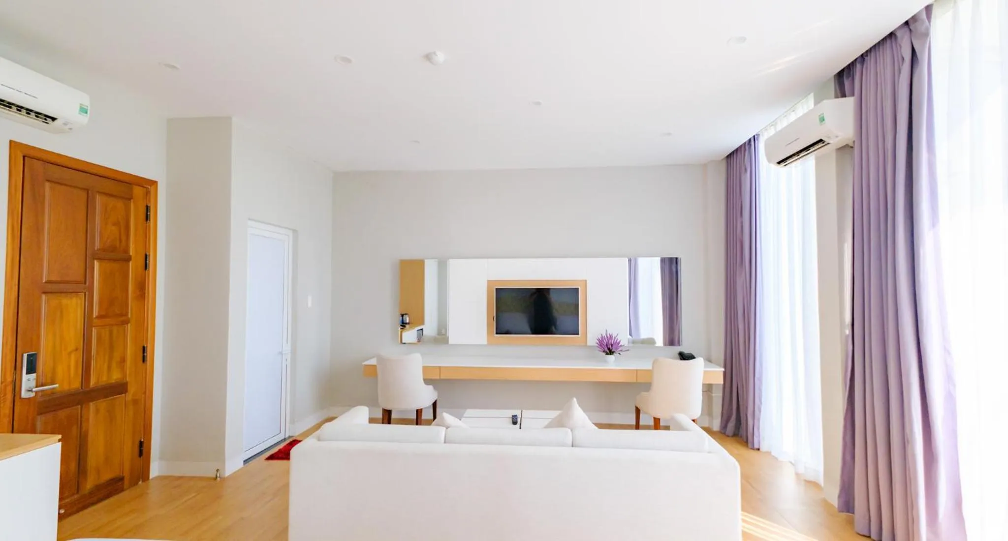 Communal lounge/ TV room, Bed in Khách sạn Minh Long