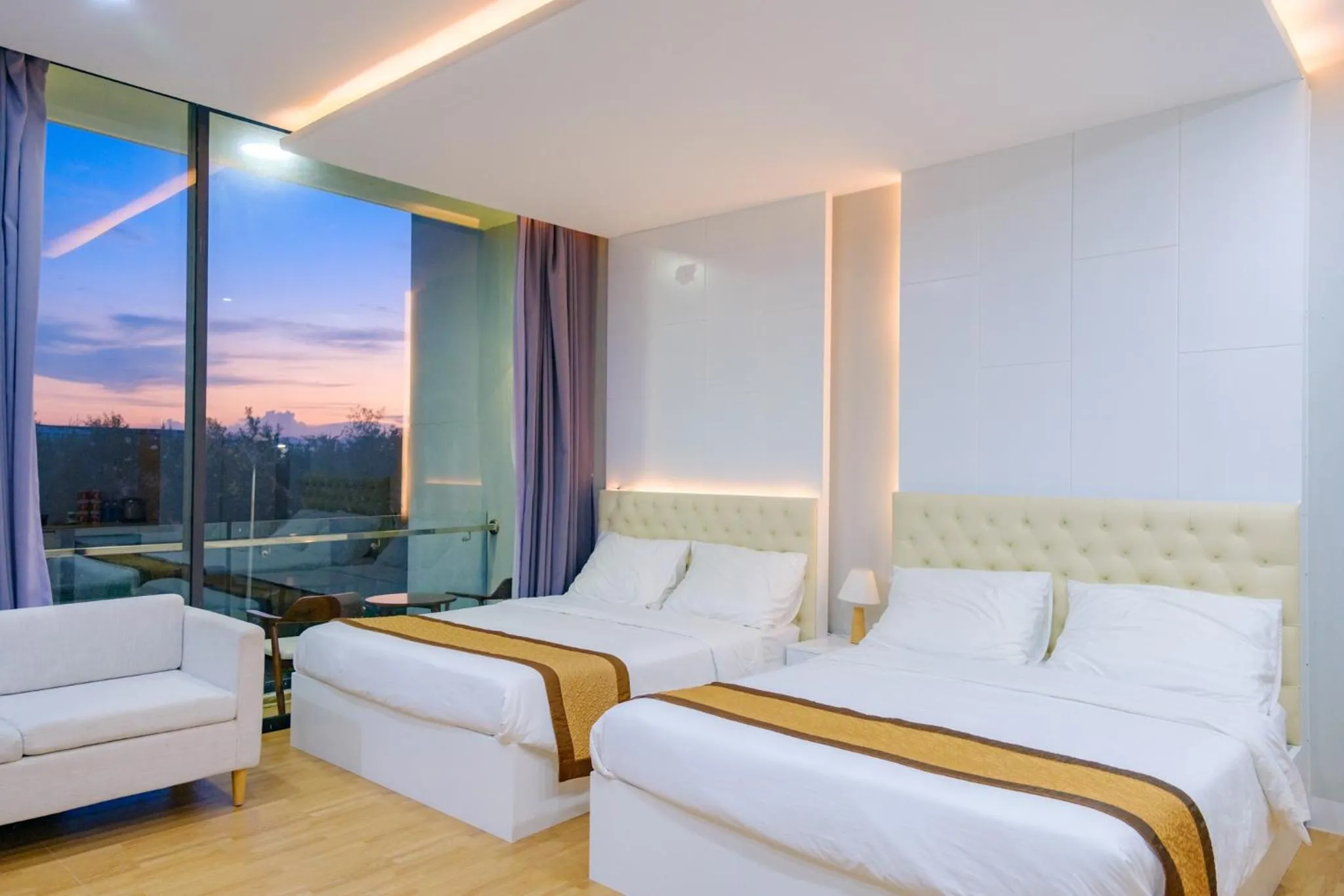 Balcony/Terrace, Bed in Khách sạn Minh Long